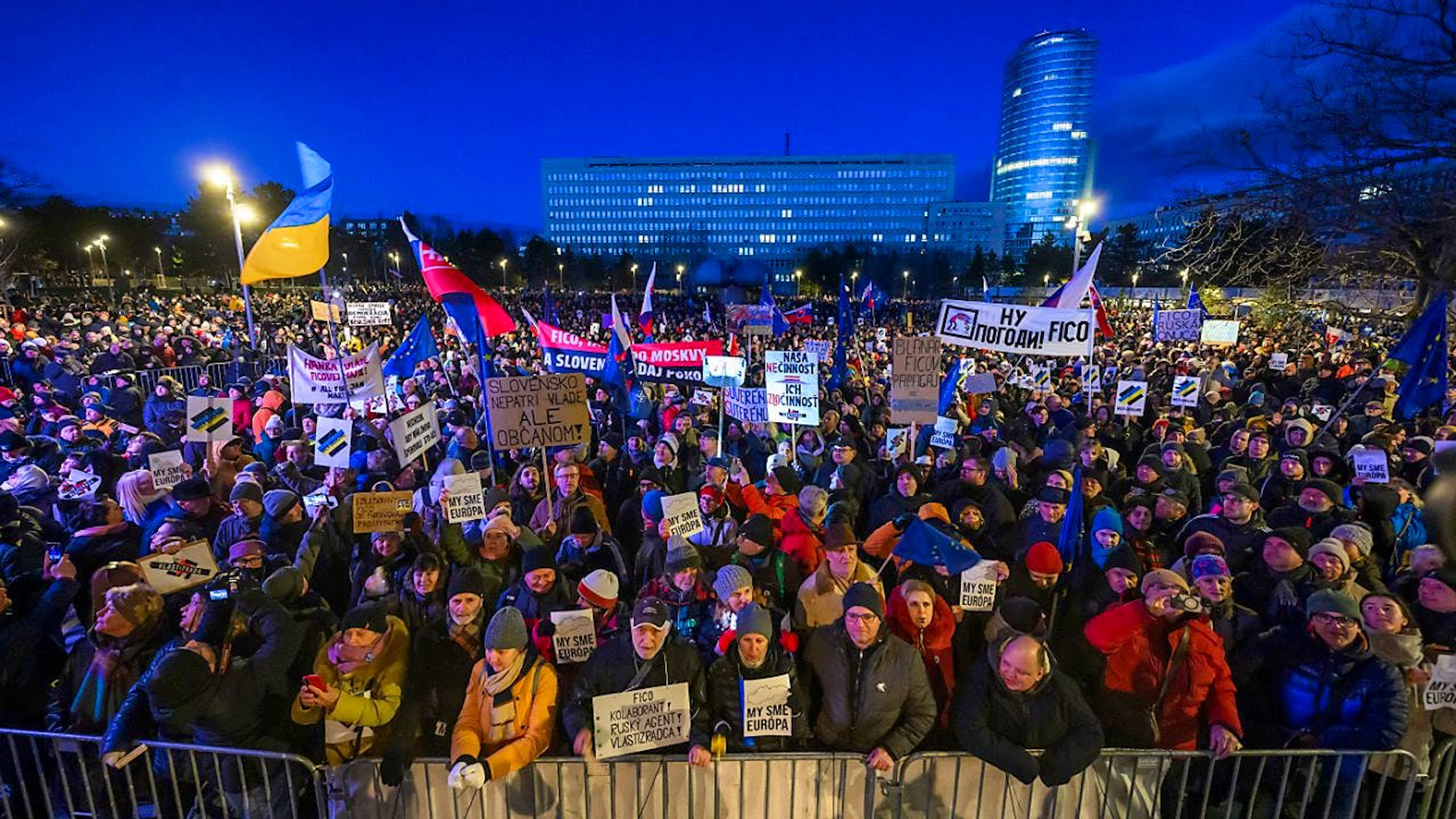 Menschen nehmen in Bratislava an einer Demonstration unter dem Motto «Die Slowakei ist Europa» teil. Zahlreiche Menschen protestierten gegen Ministerpräsidenten Fico. Foto: Jaroslav Novak/TASR Slovakia/AP/dpa