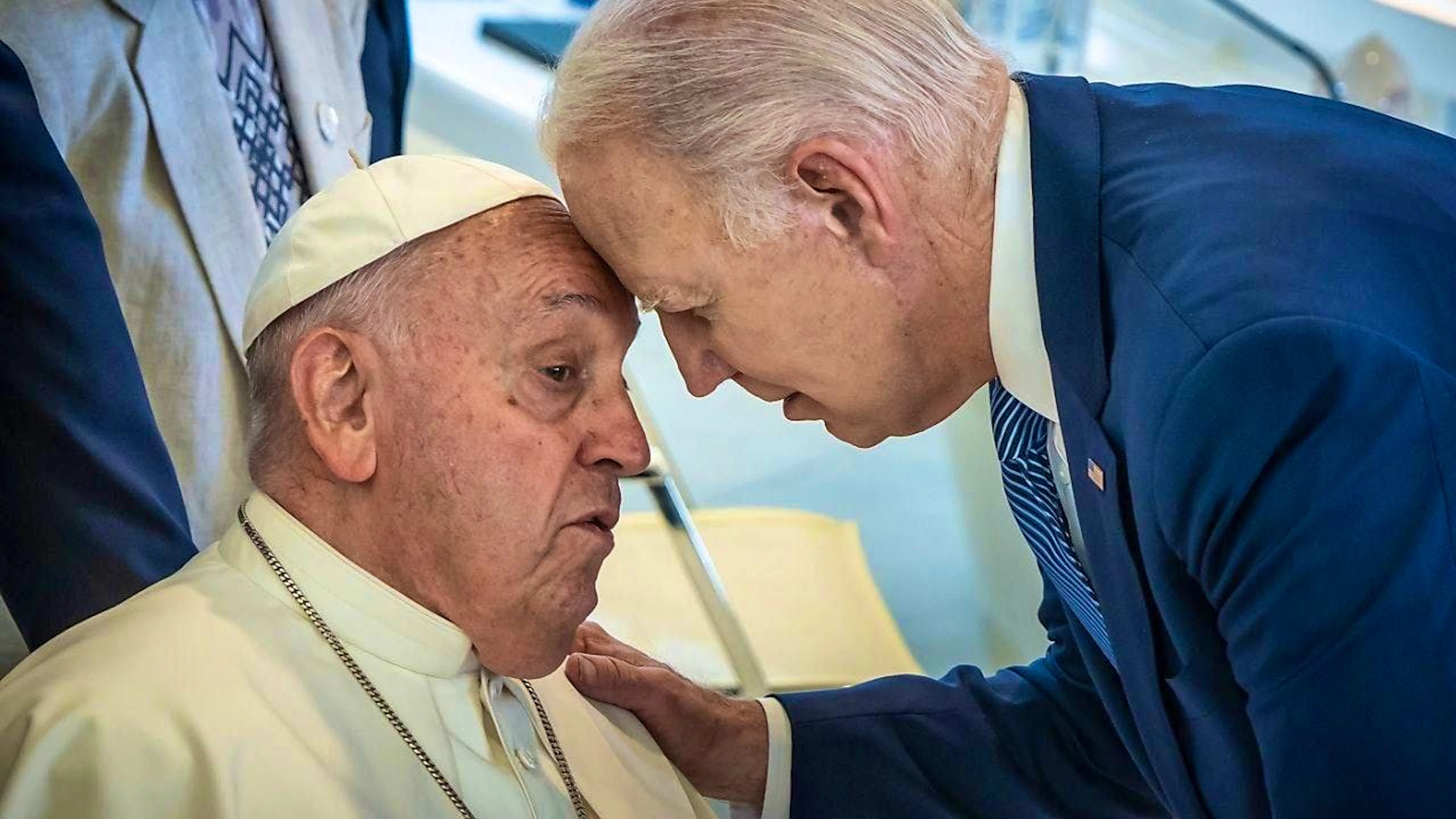 US President Joe Biden (r) welcomes Pope Francis to the G7 summit. The heads of state and government from the seven industrialized nations USA, Canada, Great Britain, France, Italy, Germany and Japan are meeting for their annual summit at the luxury hotel Borgo Egnazia in Apulia. +++ dpa Bildfunk +++