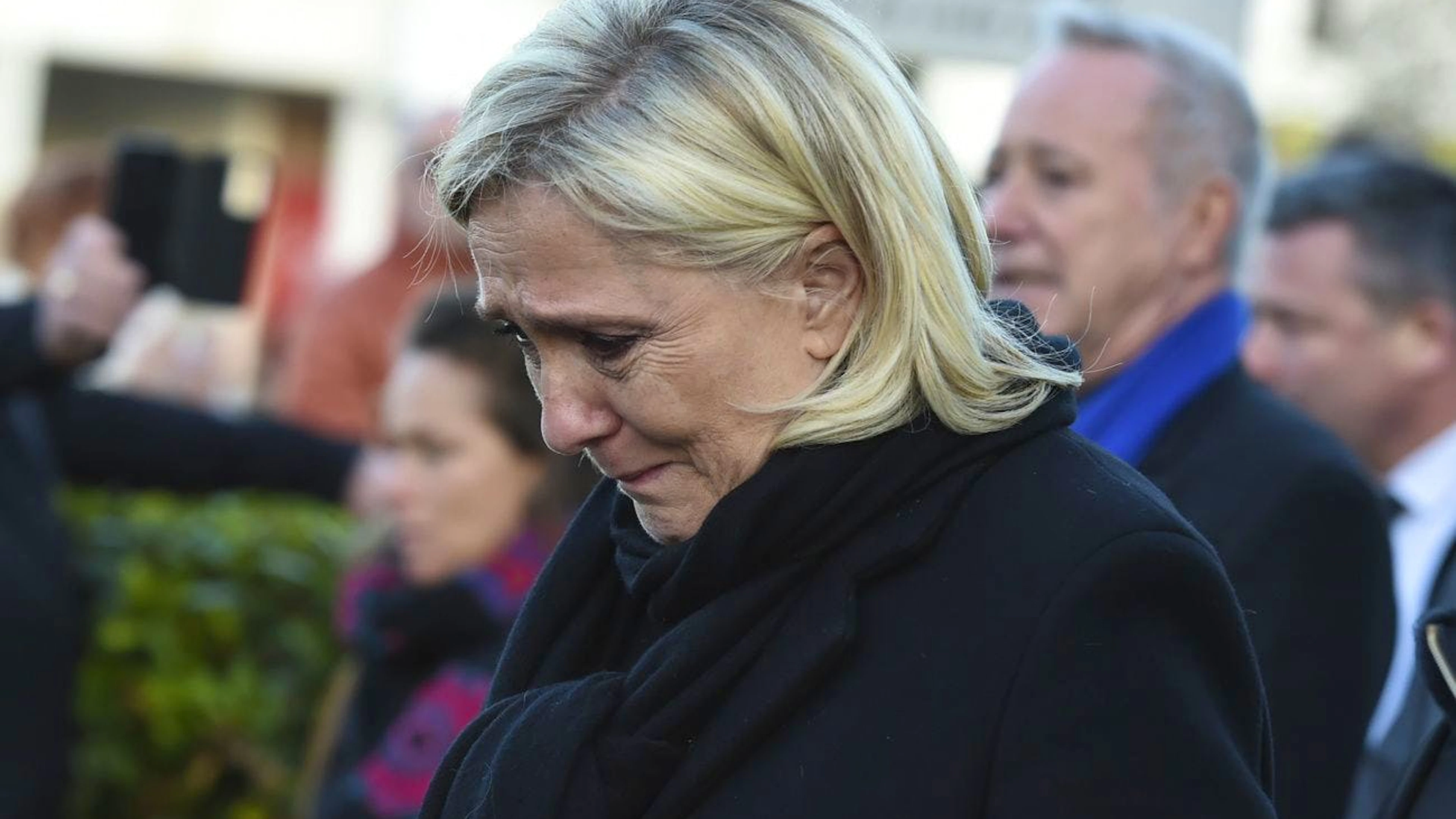 Marine Le Pen, leader de l’extrême droite française, lors des funérailles de son père, Jean-Marie Le Pen, ancien leader du parti d’extrême droite Front national, à La Trinité-sur-Mer, samedi 11 janvier 2025. MATHIEU PATTIER / AP