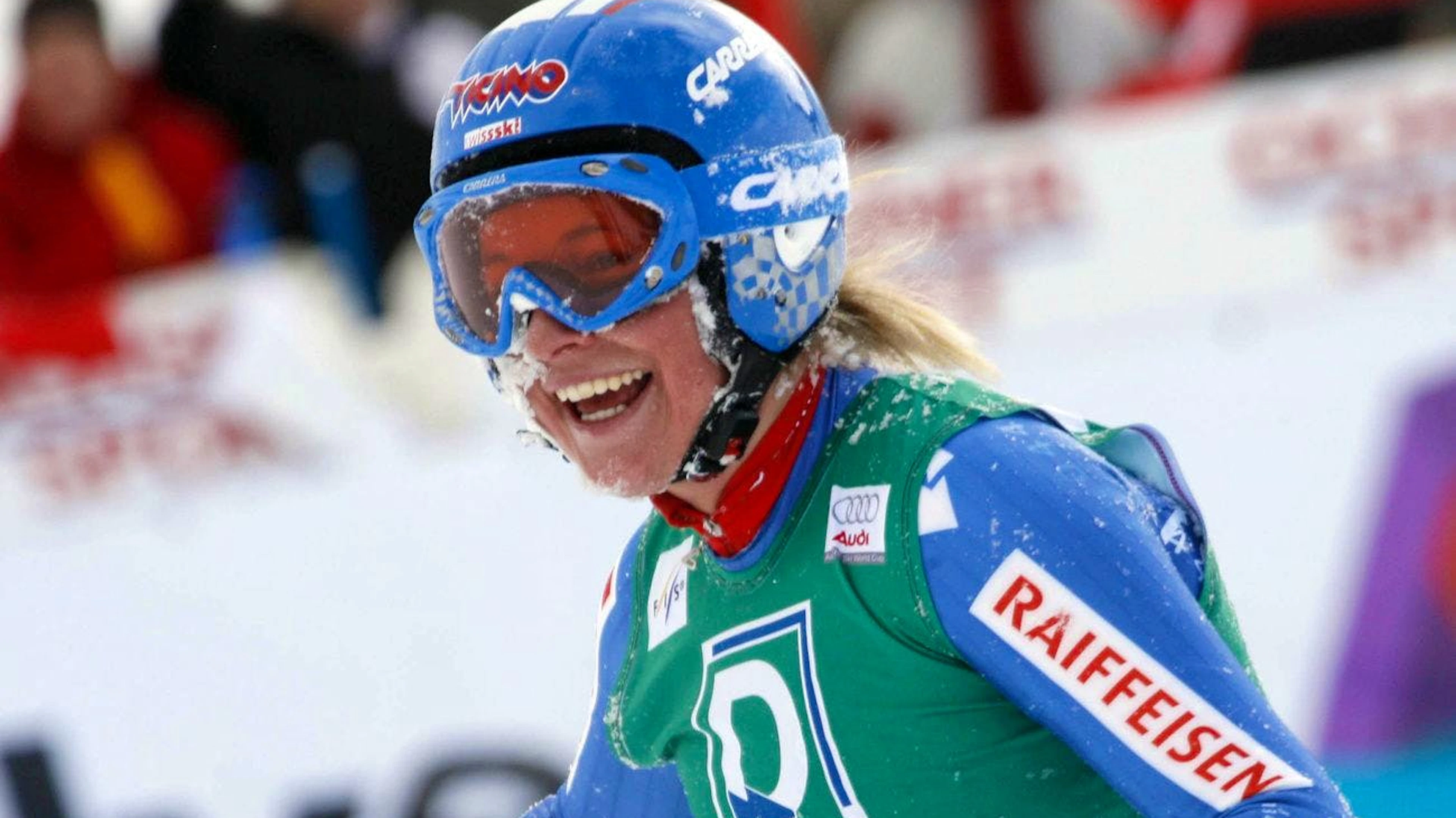 Ein Bild für die Geschichtsbücher: Lara Gut nachdem sie in der Abfahrt von St.Moritz auf Rang 3 ins Ziel gestürzt ist.
