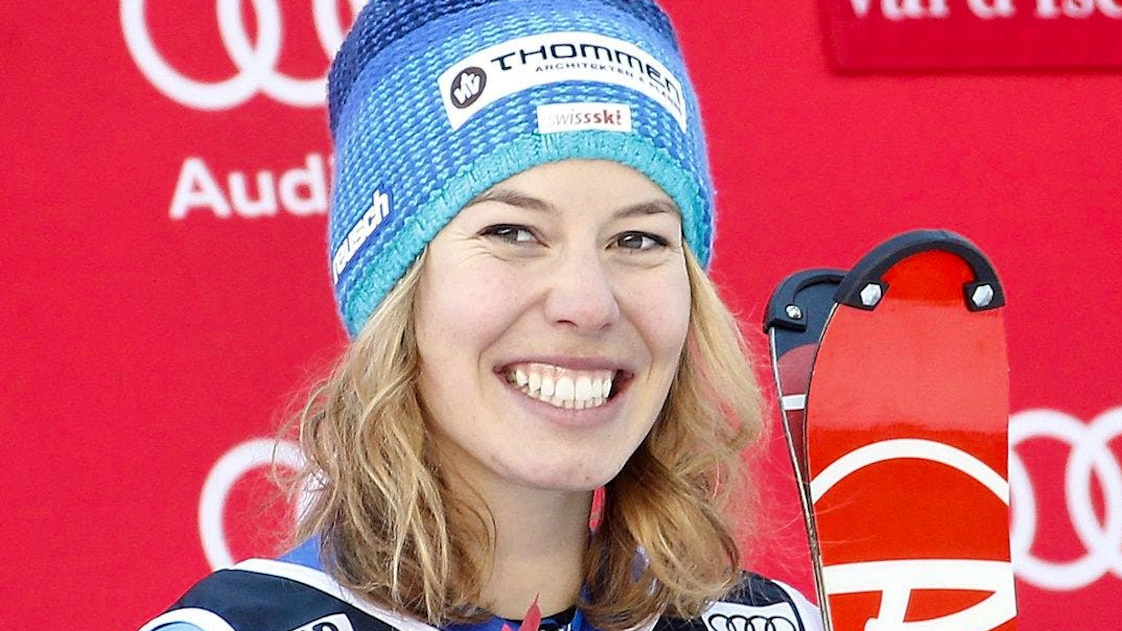 Michelle Gisin strahlt nach ihrem ersten Weltcup-Podestplatz.