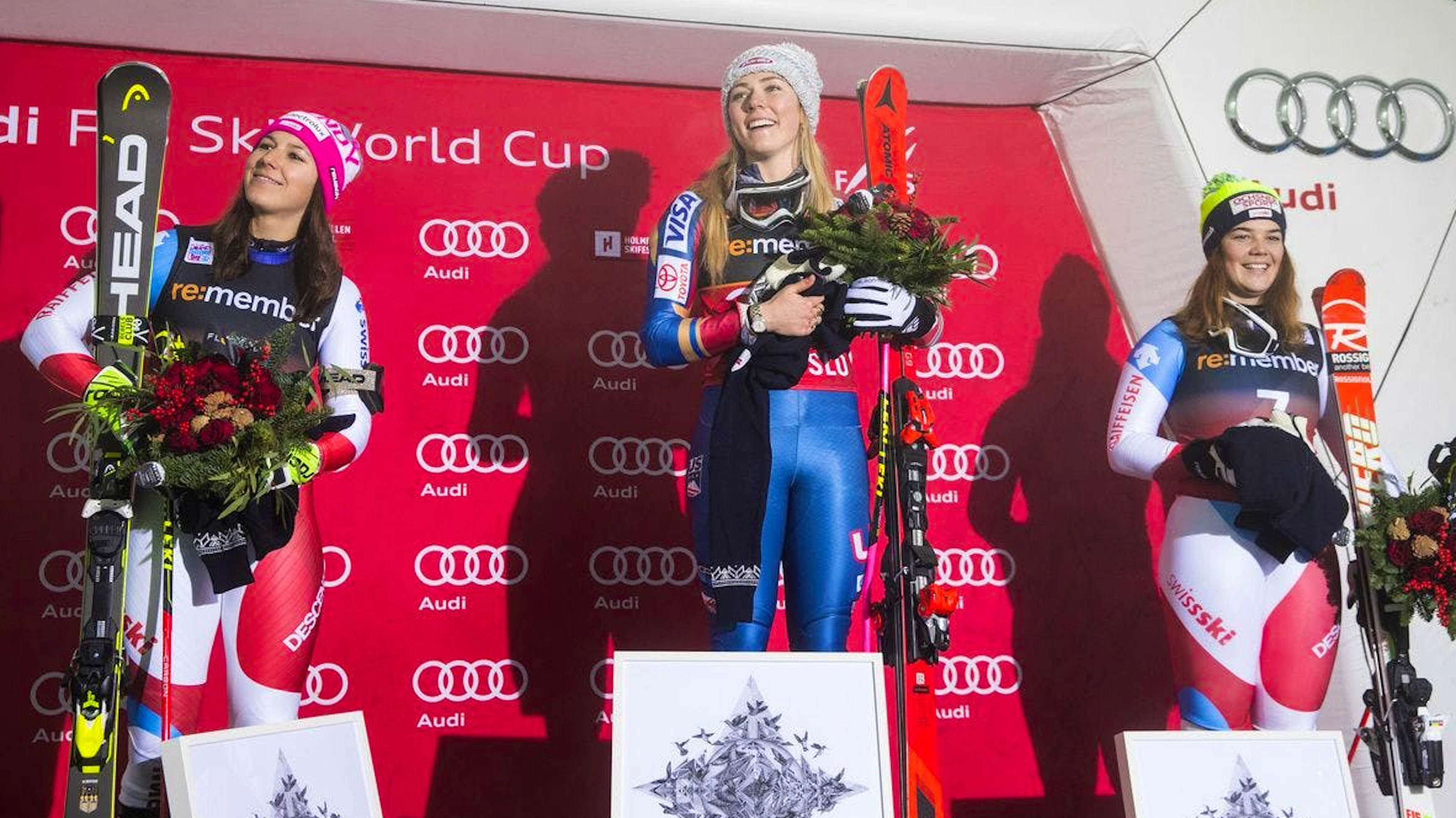 Melanie Meillard zusammen mit Wendy Holdener und Mikaela Shiffrin auf dem Podest.