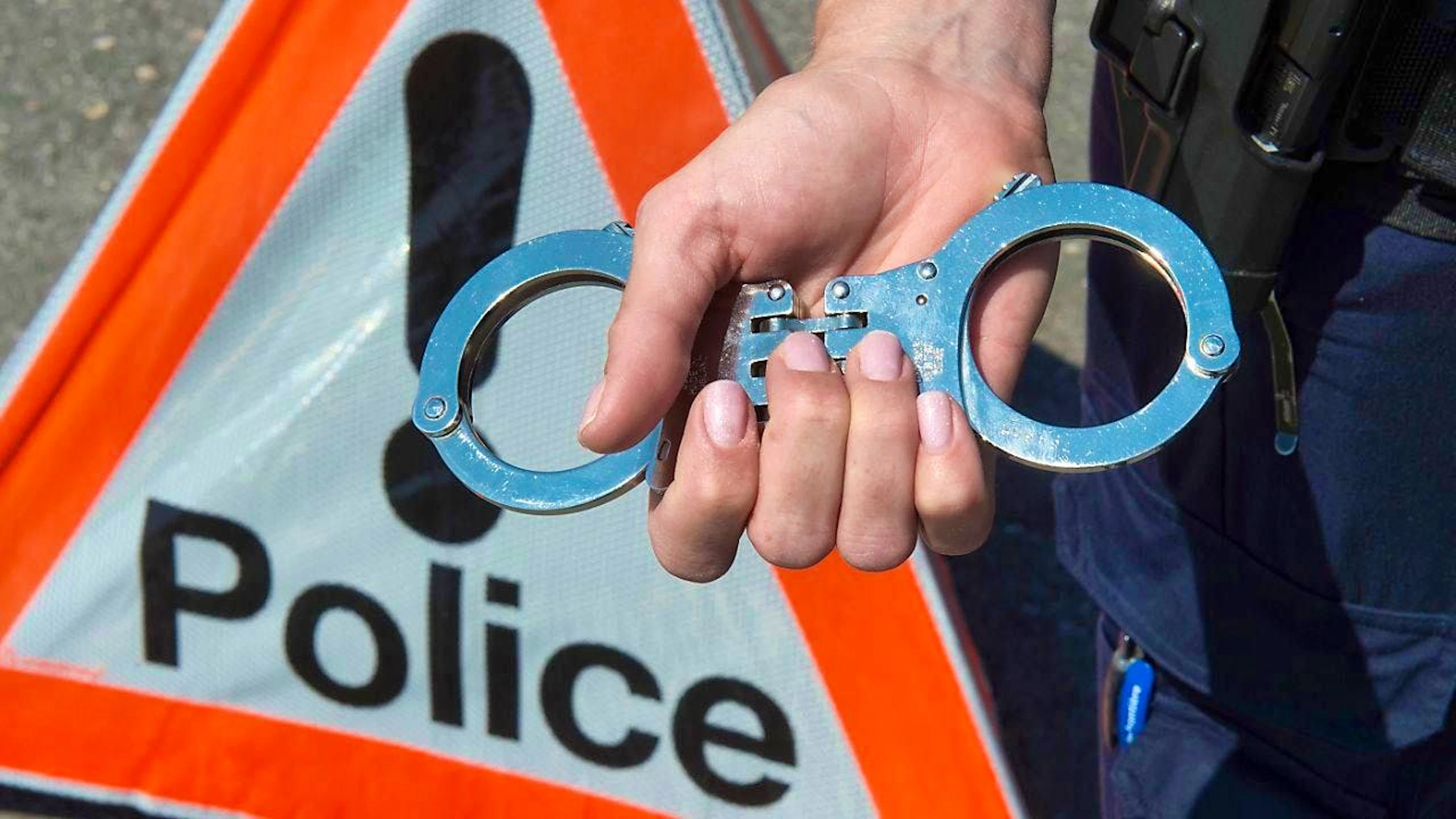 The Neuchâtel police temporarily arrested four men after the chase and questioned them. In the case of one of them, they ruled out involvement in the crime.
