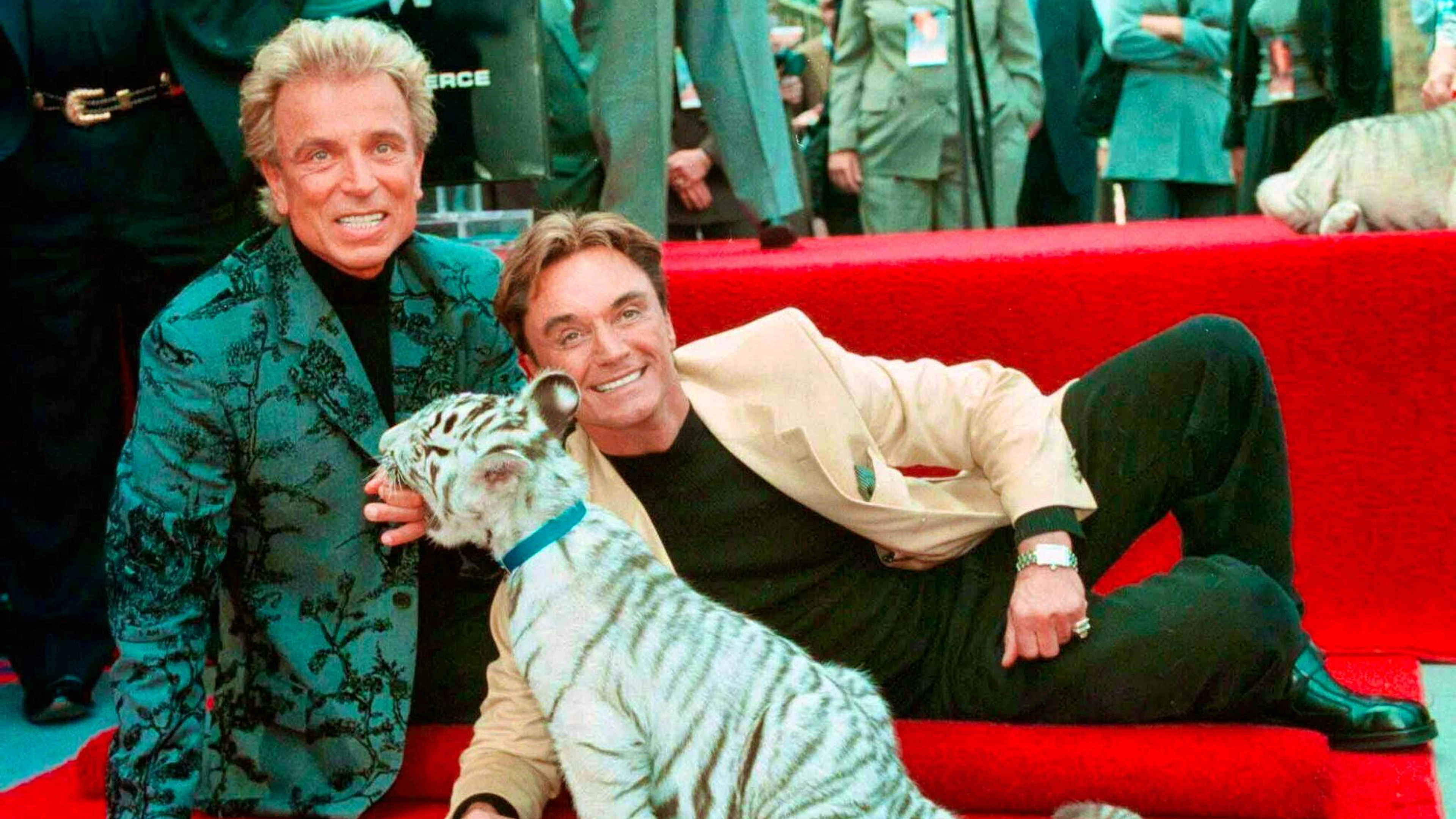 Siegfried Fischbacher (l.) and Roy with a white tiger cub.