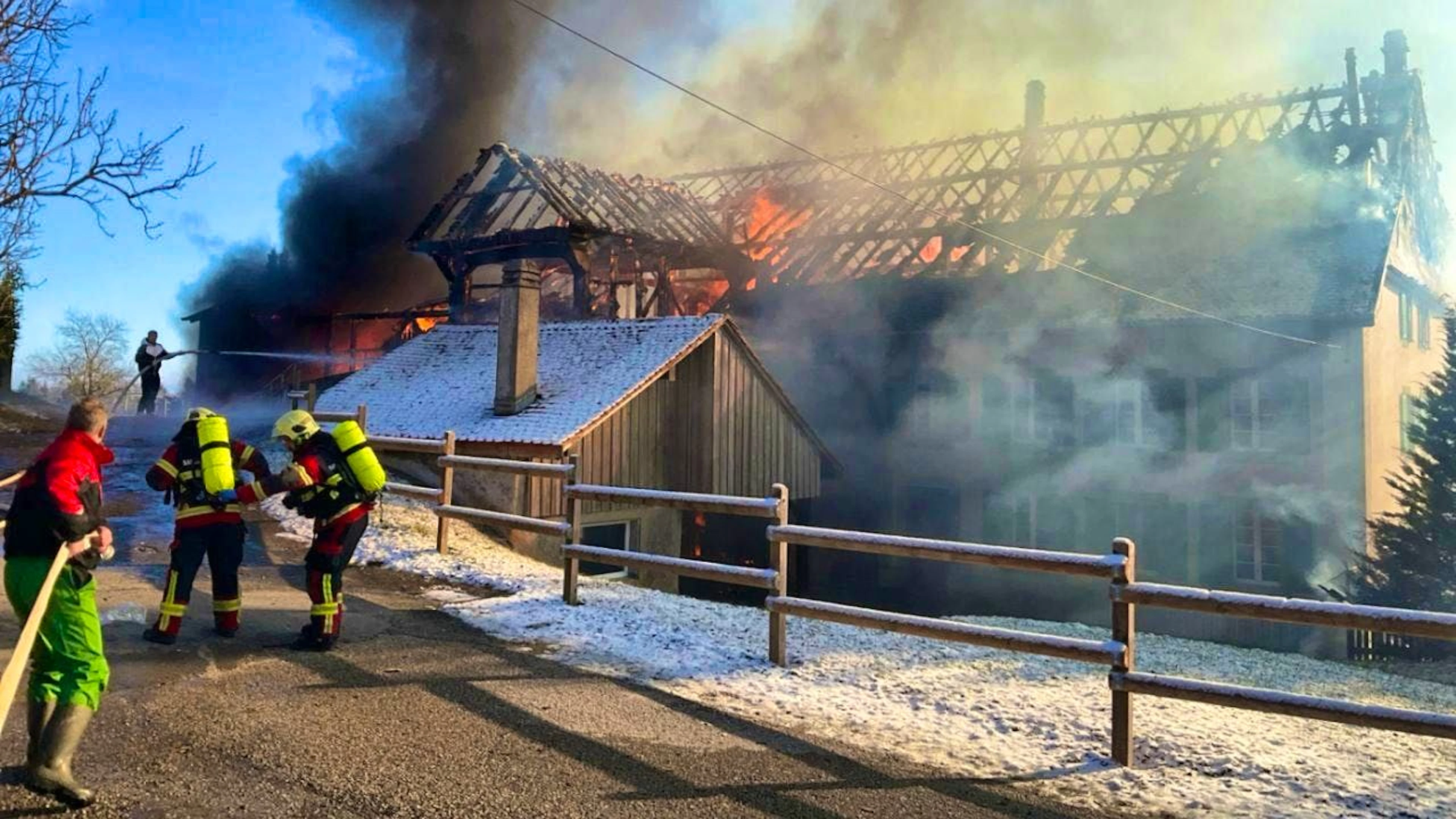 The farm in the canton of Vaud was completely destroyed by the fire. 30 cattle died.