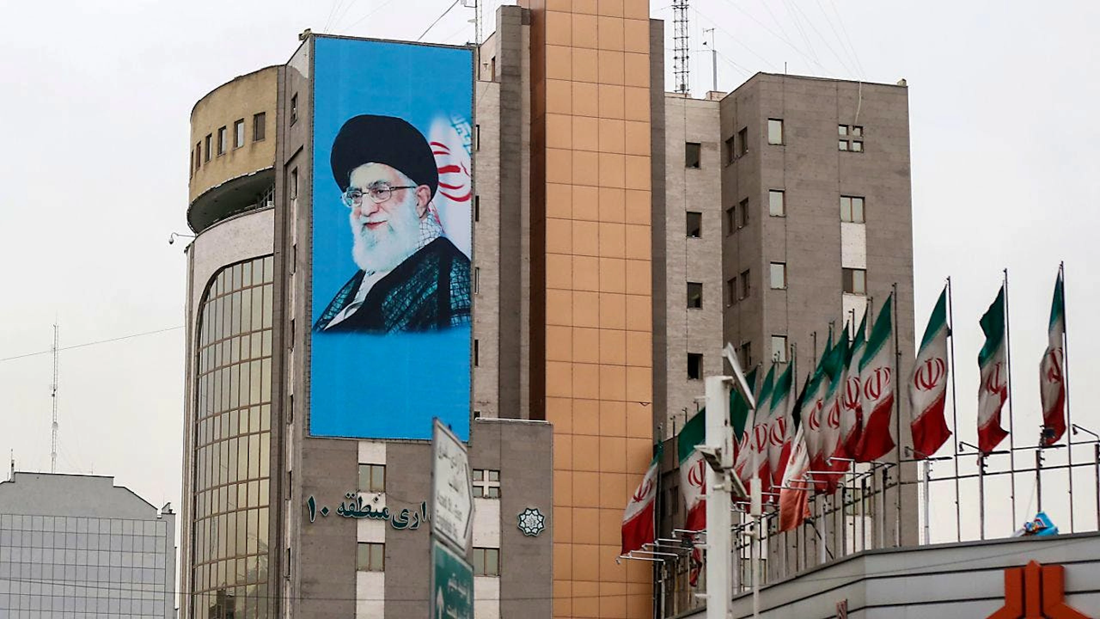 Un edificio del centro di Teheran con una gigantografia di Ali Khamenei