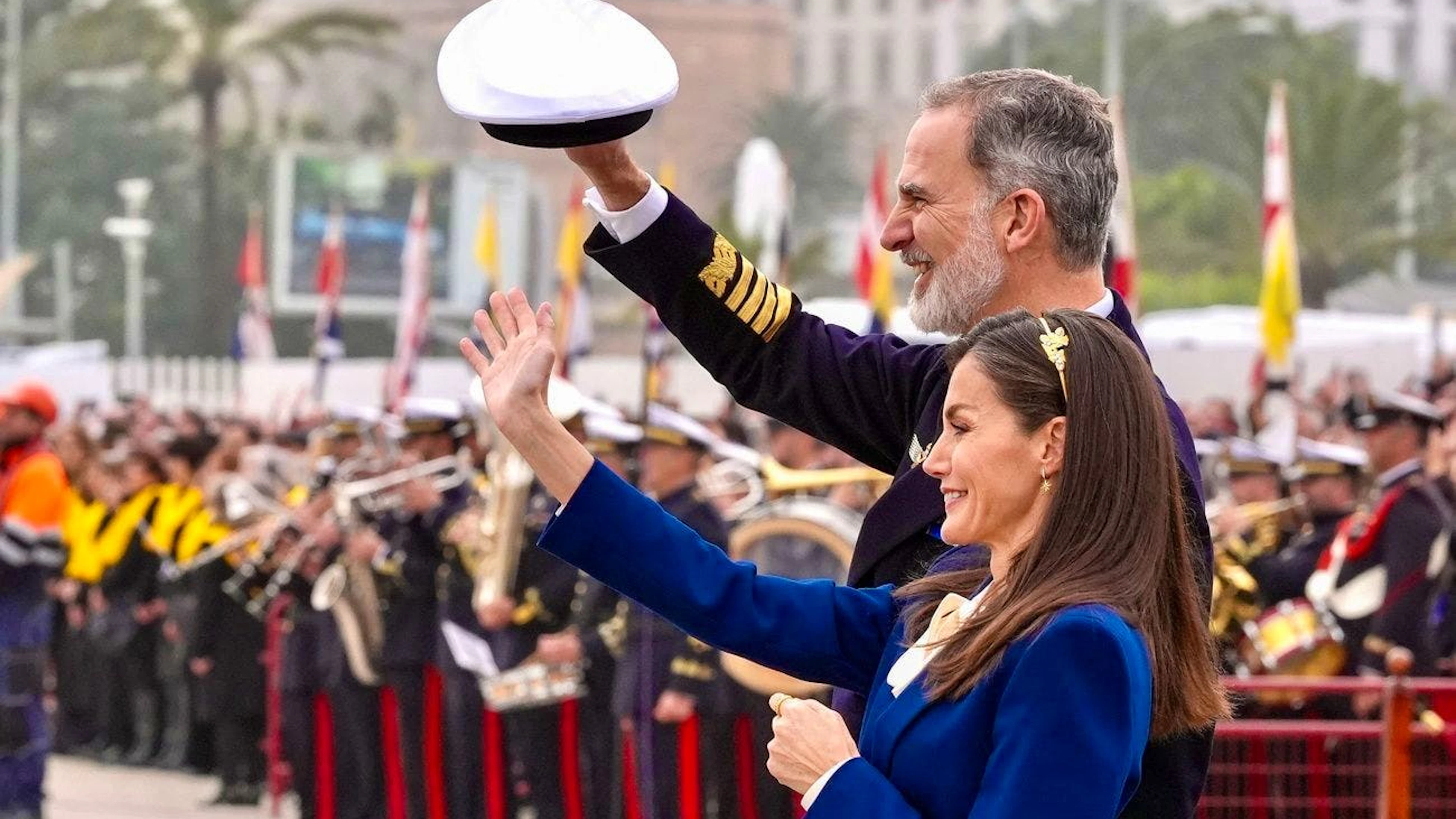 Une minute de silence par le roi et la reine d'Espagne