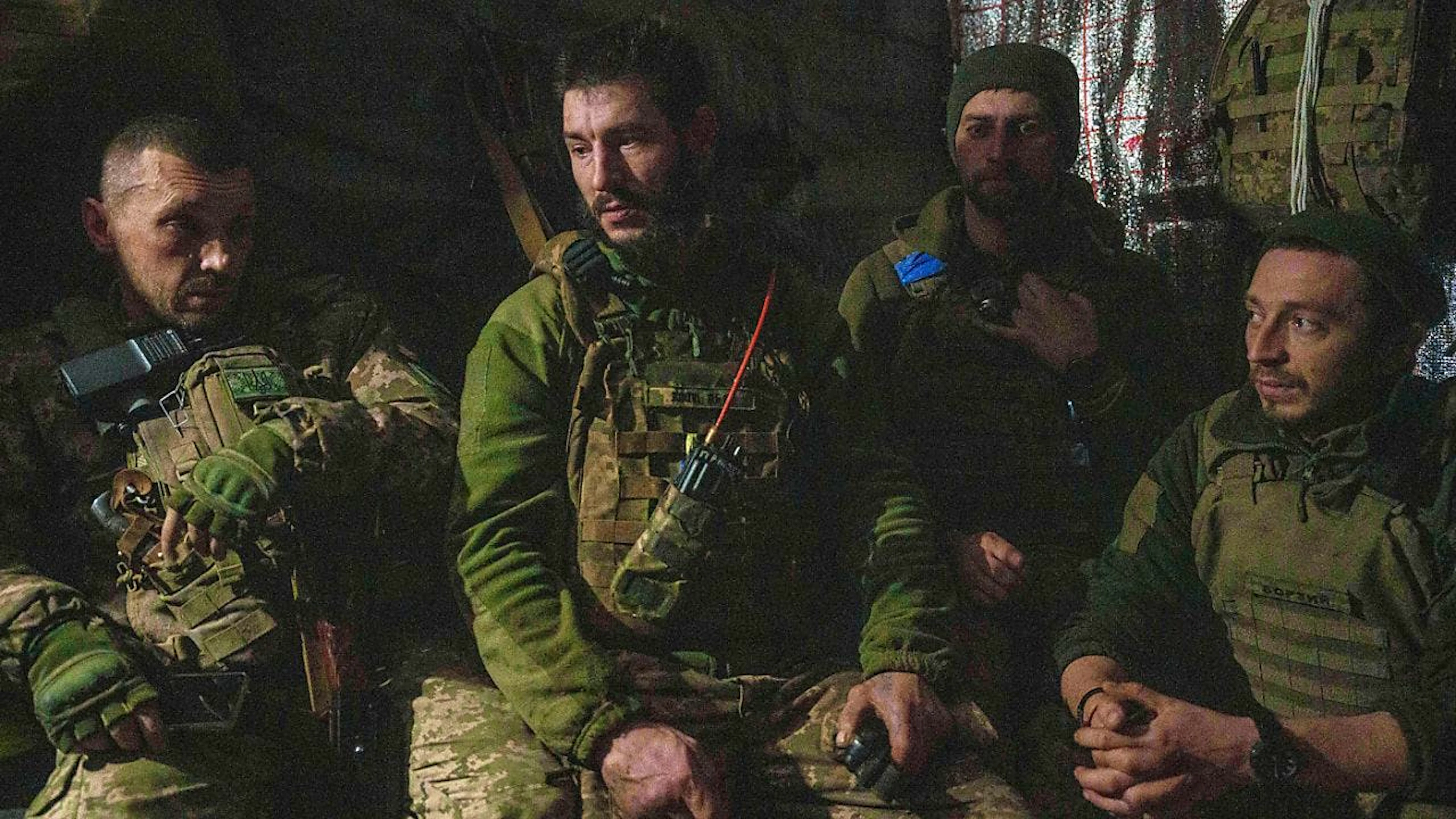 ARCHIV - Ukrainische Soldaten sitzen im Unterstand in Pokrowsk. Foto: Evgeniy Maloletka/AP/dpa