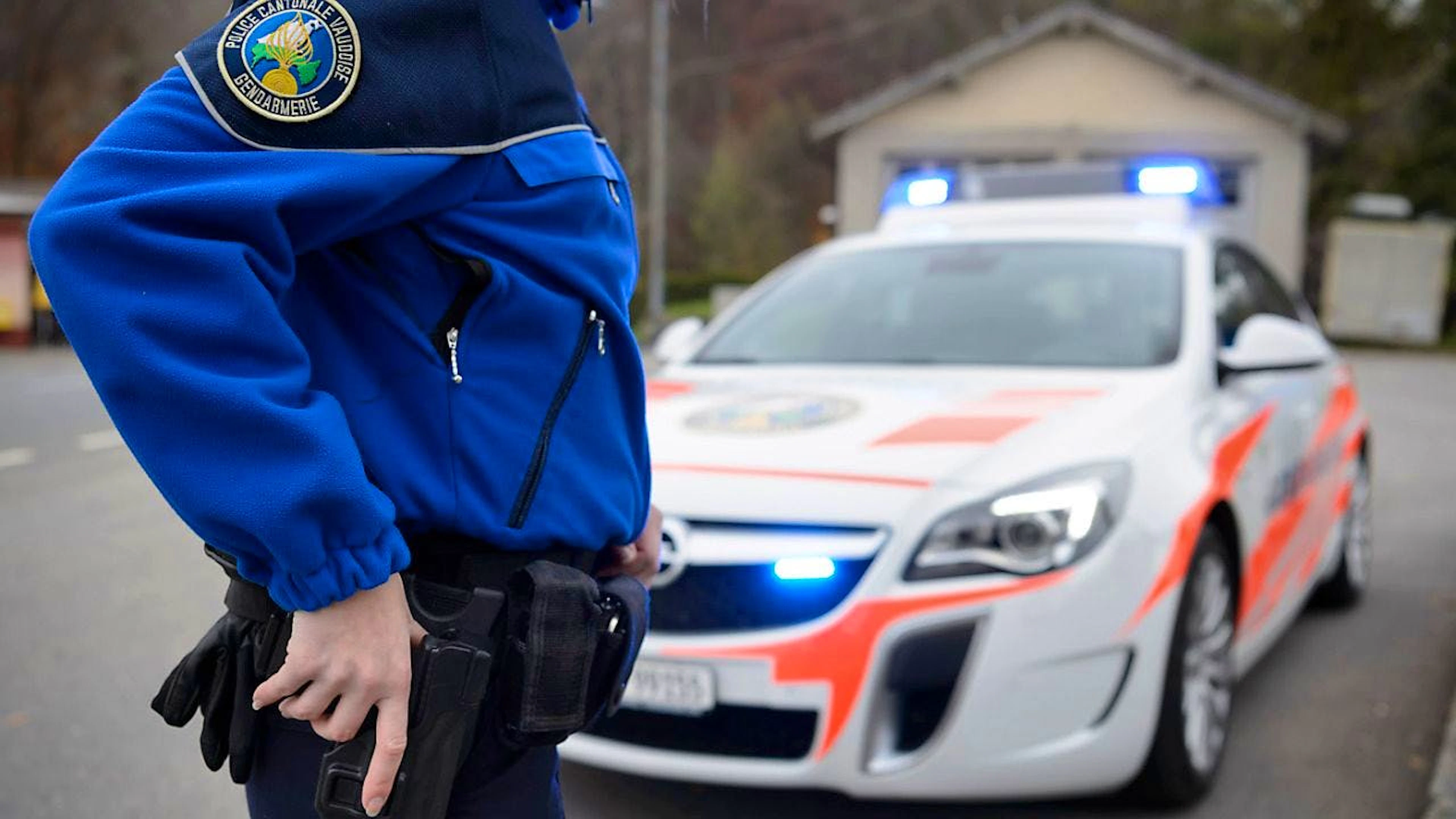 Die Waadtländer Polizei konnte am Tatort einen 35-jährigen Mann festnehmen. Es handelte sich dabei um den Bruder des Opfers. (Symbolbild)