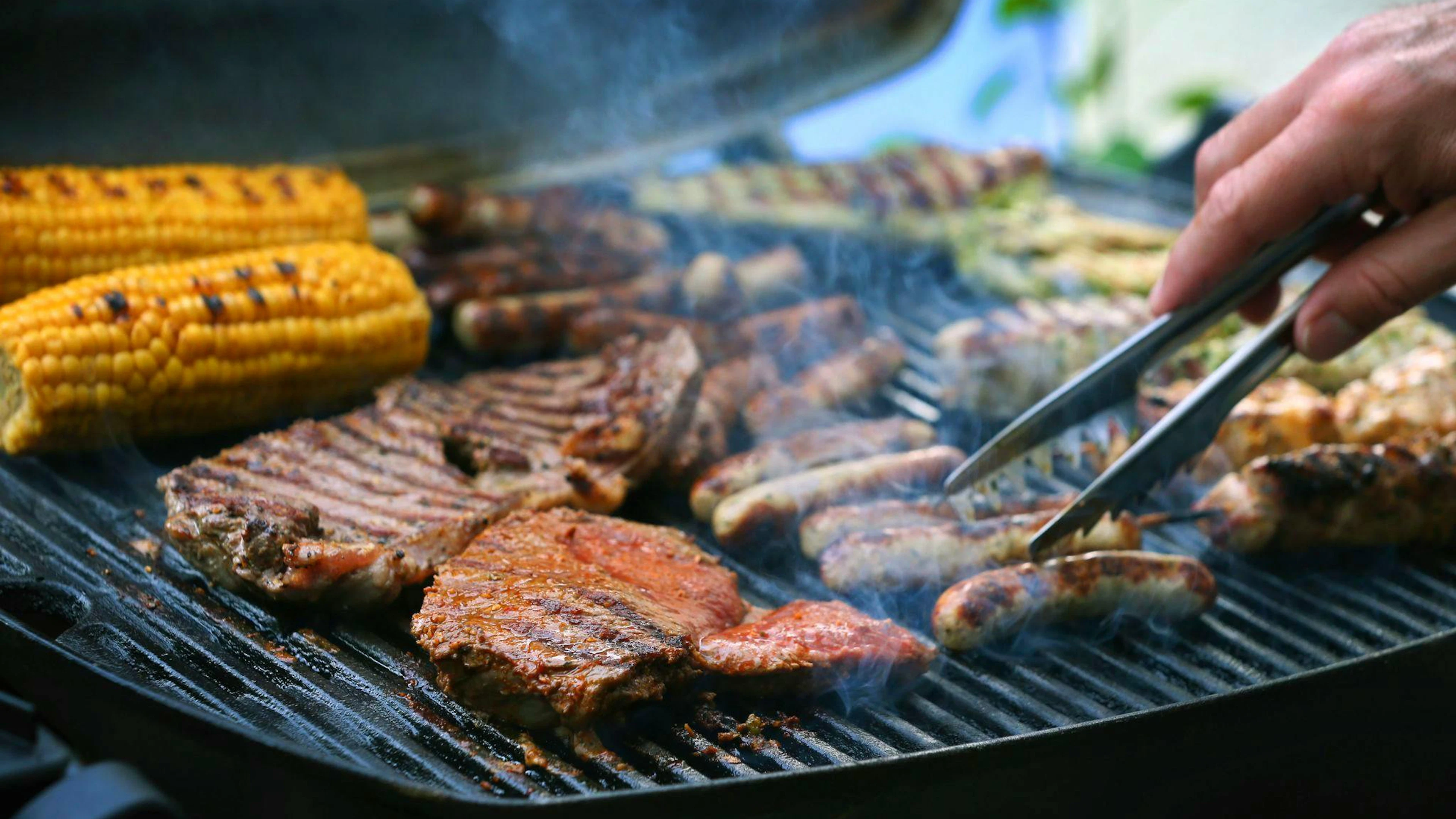 Bei fettreichem Essen besser auf kleine Portionen setzen. Vor allem wenn grosse Mengen Protein auf dem Grill locken. Diese heizen auch dem Körper richtig ein.&nbsp;