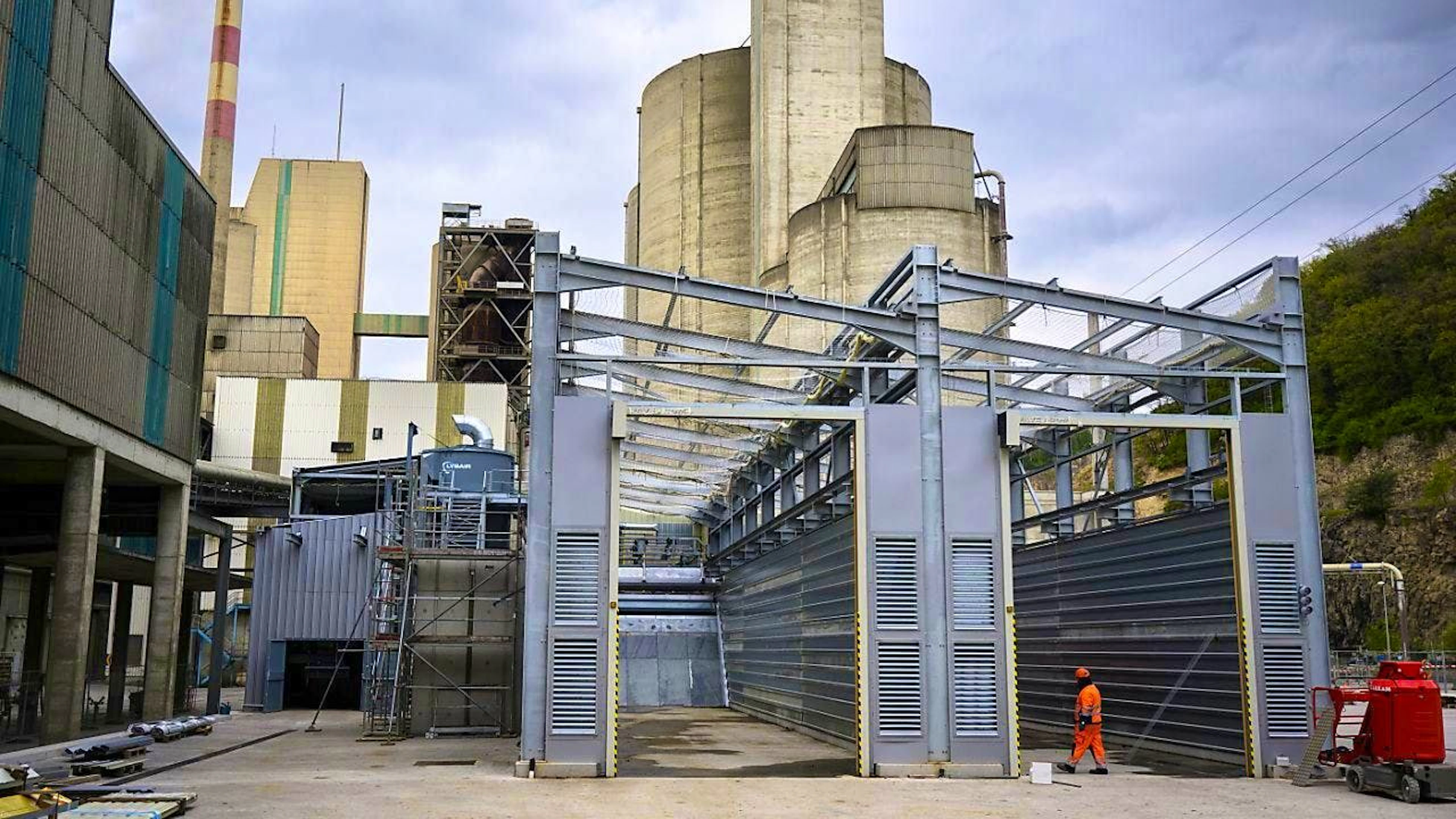 The Swiss cement industry expects growth again next year - the picture shows the Holcim cement plant in Eclepens. (archive image)