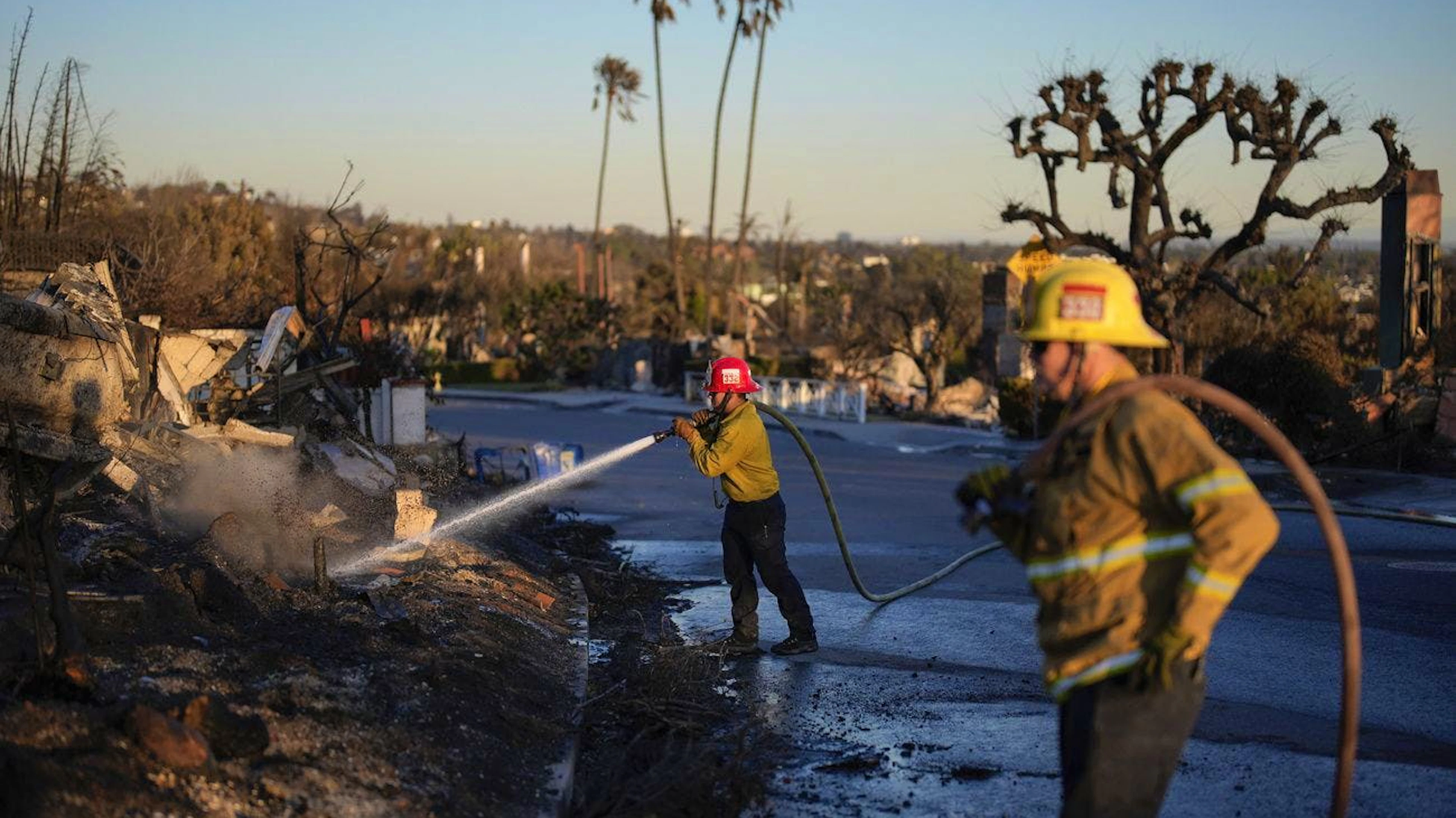 Assiégée par les flammes depuis mardi dernier, la deuxième ville des Etats-Unis compte ses morts jour après jour: le bilan s'est alourdi dimanche à 24 personnes décédées, selon les autorités locales.