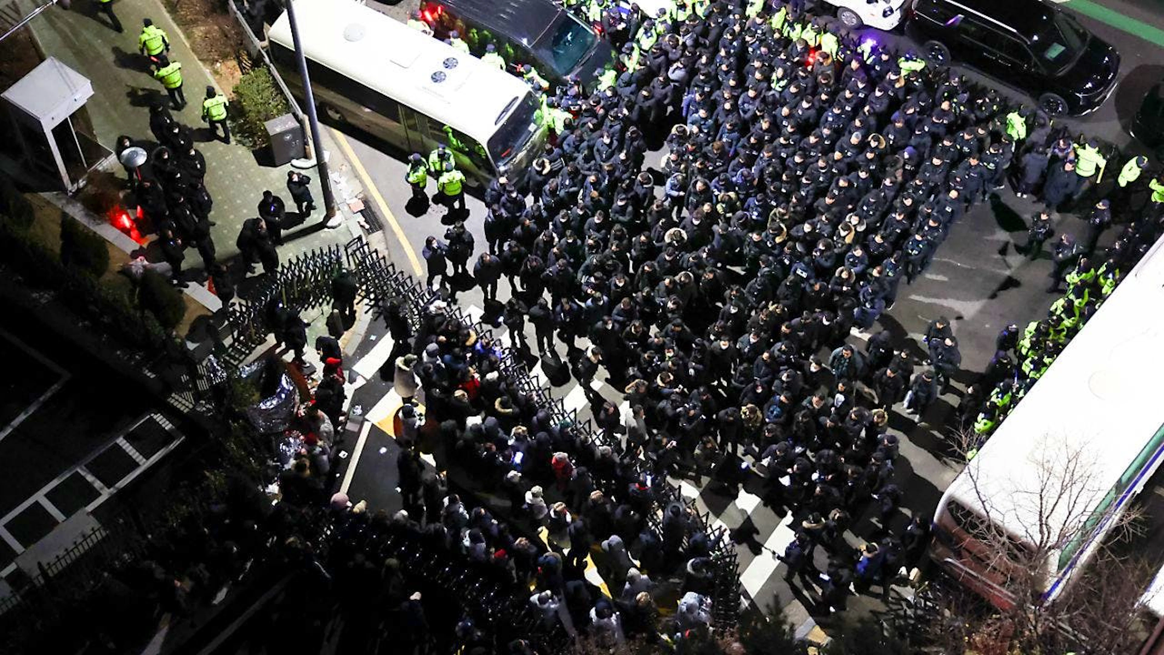 dpatopbilder - Polizisten und Mitarbeiter der Anti-Korruptionsbehörde (CIO) in Südkorea versuchen, sich Zugang zur Residenz des suspendierten Präsidenten Yoon zu verschaffen. Foto: Uncredited/YNA/dpa
