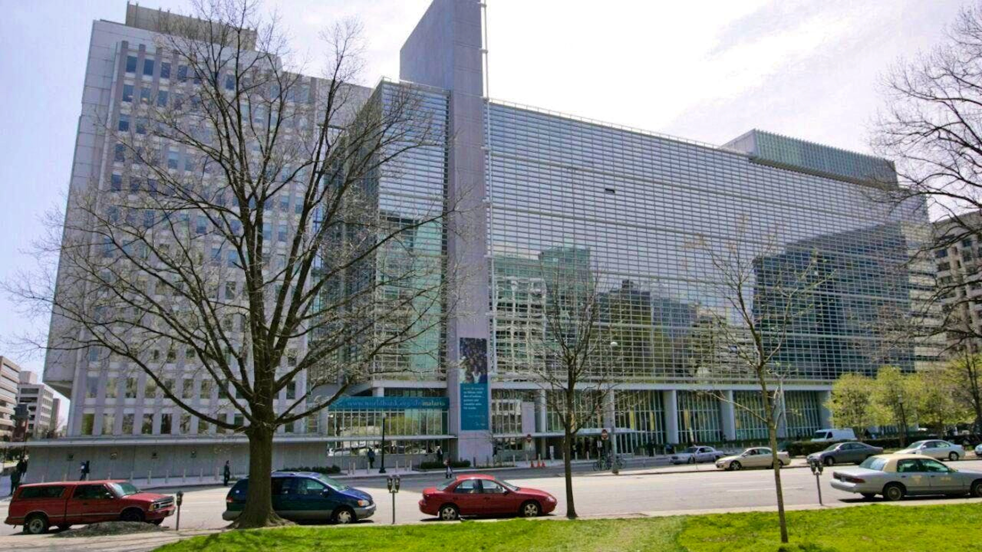 According to the World Bank, 622 million people will continue to live in extreme poverty by 2030. (Archive image of the World Bank headquarters in Washington D. C.)