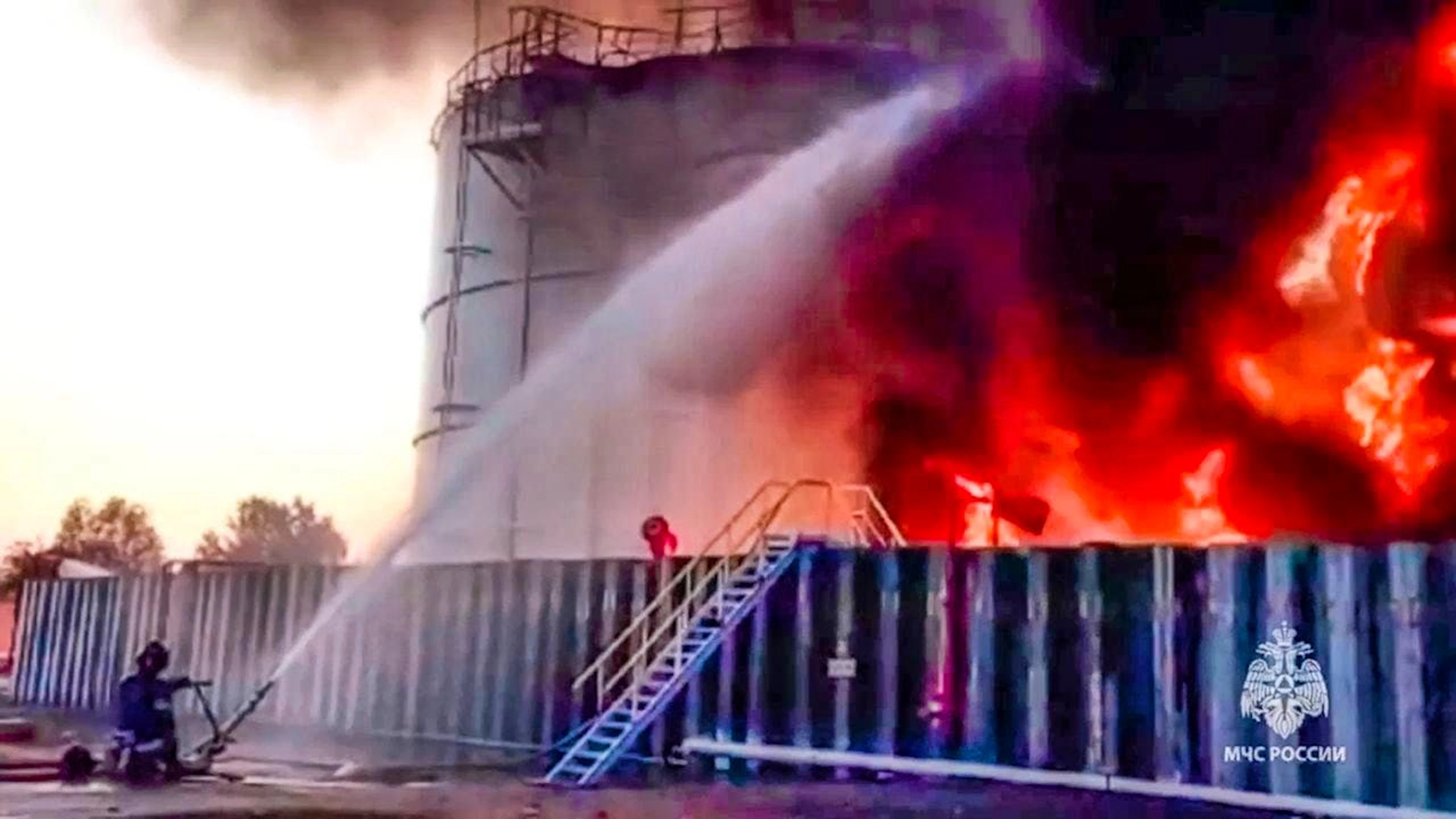 HANDOUT - According to the governor of the Rostov region, Golubev, a Ukrainian drone attack caused the fire at the oil reservoir. Photo: Uncredited/Russian Emergency Ministry Press Service/AP/dpa