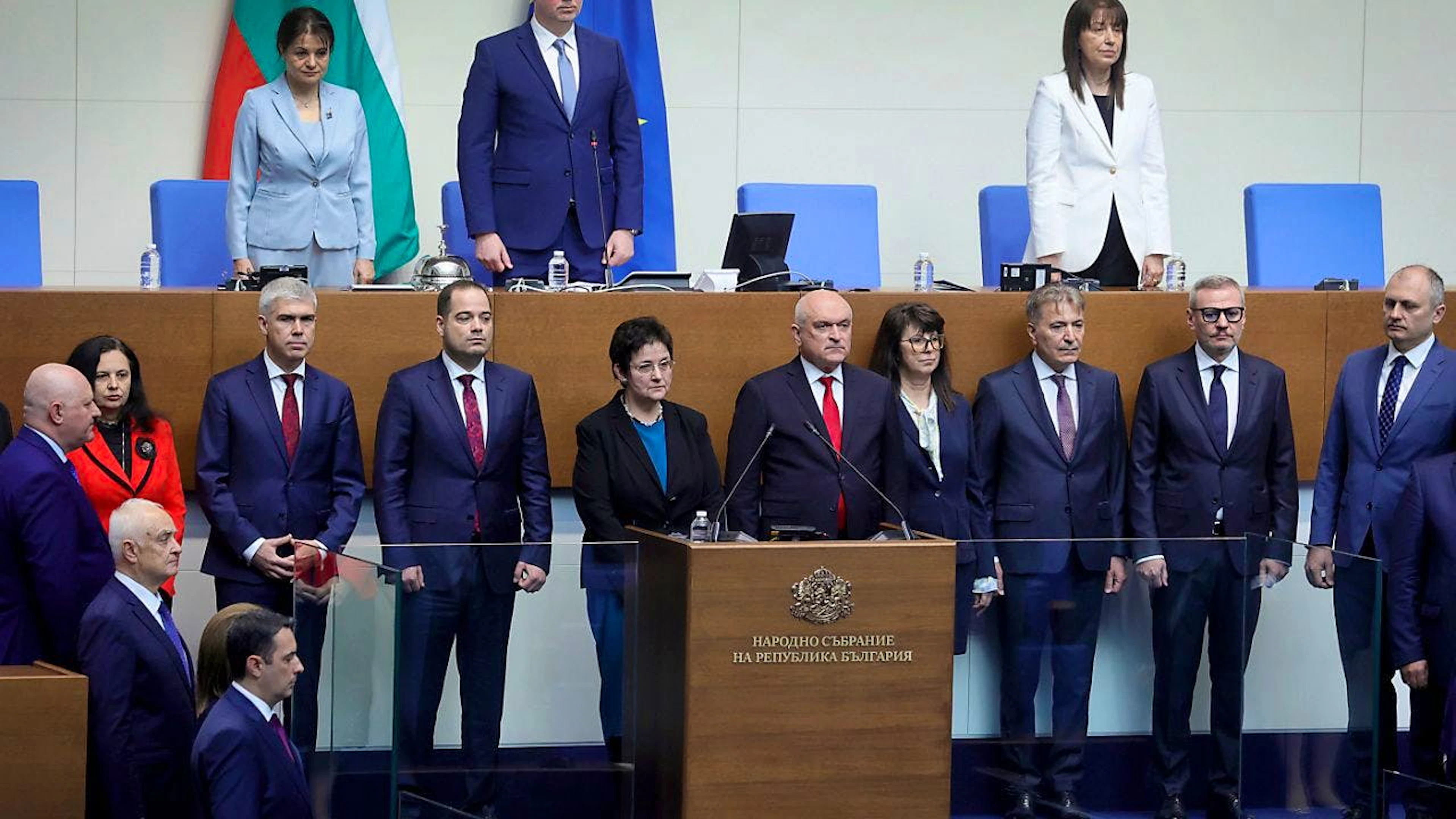 ARCHIV - Der Präsident des bulgarischen Parlaments, Rossen Scheljaskow (oben Mitte), ist der neue Ministerpräsident des Landes. Seine Koalitionsregierung wurde vom Parlament in Sofia bestätigt. Foto: Valentina Petrova/AP/dpa