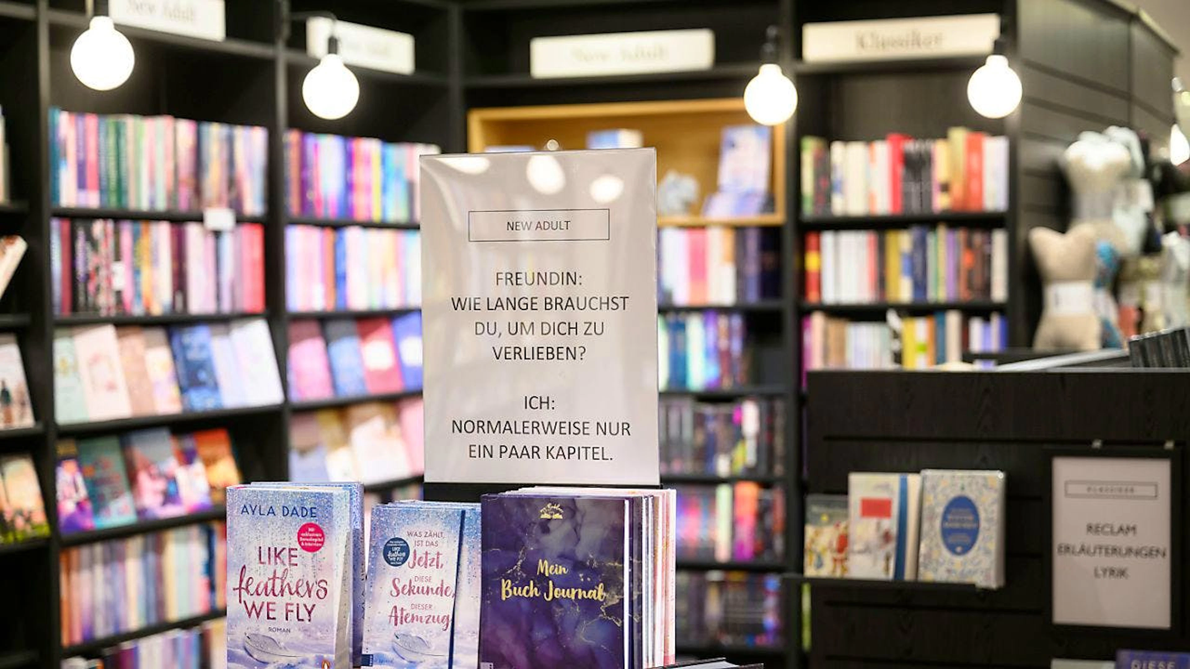 Leserinnen von New Adult-Romanen zeigen sich meist auch als eifrige Sammlerinnen. Und sie wollen in ihrer Buchhandlung mit ihren Bedürfnissen abgeholt werden. Deshalb haben diese mit Abteilungen eigens für das Genre reagiert.
