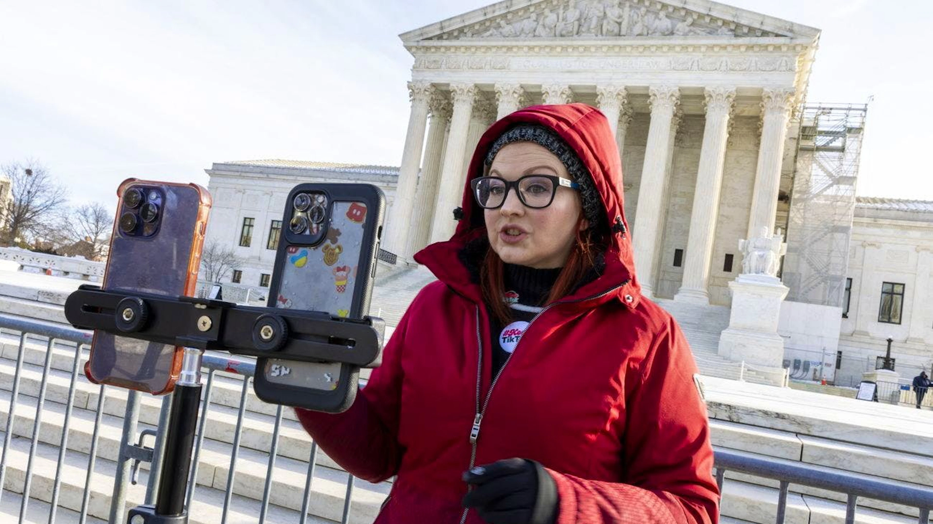 Die Content Creatorin Tiffany Cianci streamt live vor dem Gebäude in Washington, wo das Oberste Gericht der USA über eine Klage von Tiktok gegen das Verbot verhandelt. (10. Januar 2025) 
