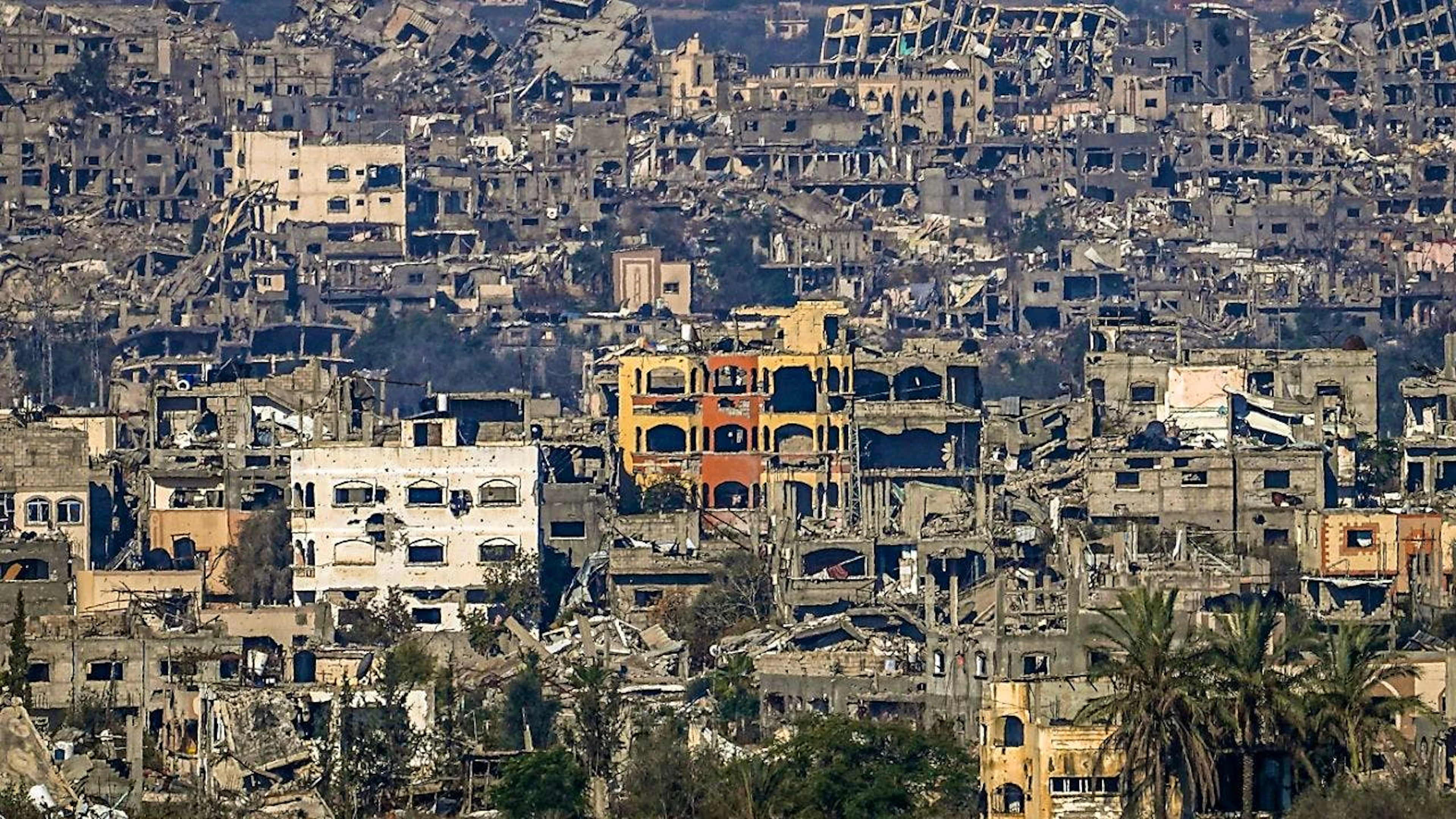 ARCHIV - Ein zerstörter Teil von Gaza-Stadt, vom Süden Israels aus gesehen. Foto: Tsafrir Abayov/AP/dpa