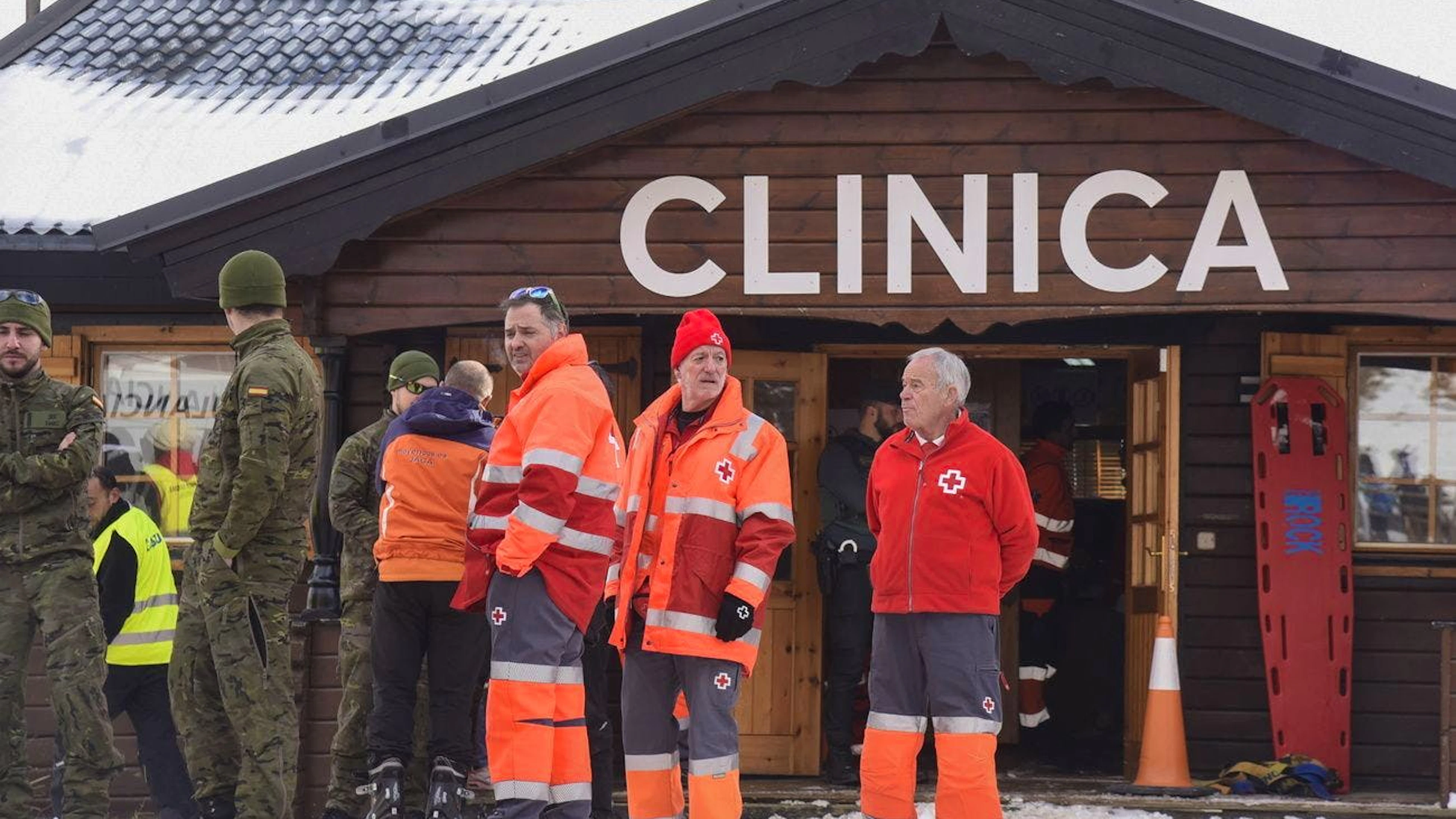 Des équipes médicales et d'urgence au complexe d'hiver d'Astun, en Aragon, dans le nord de l'Espagne, le 18 janvier 2025