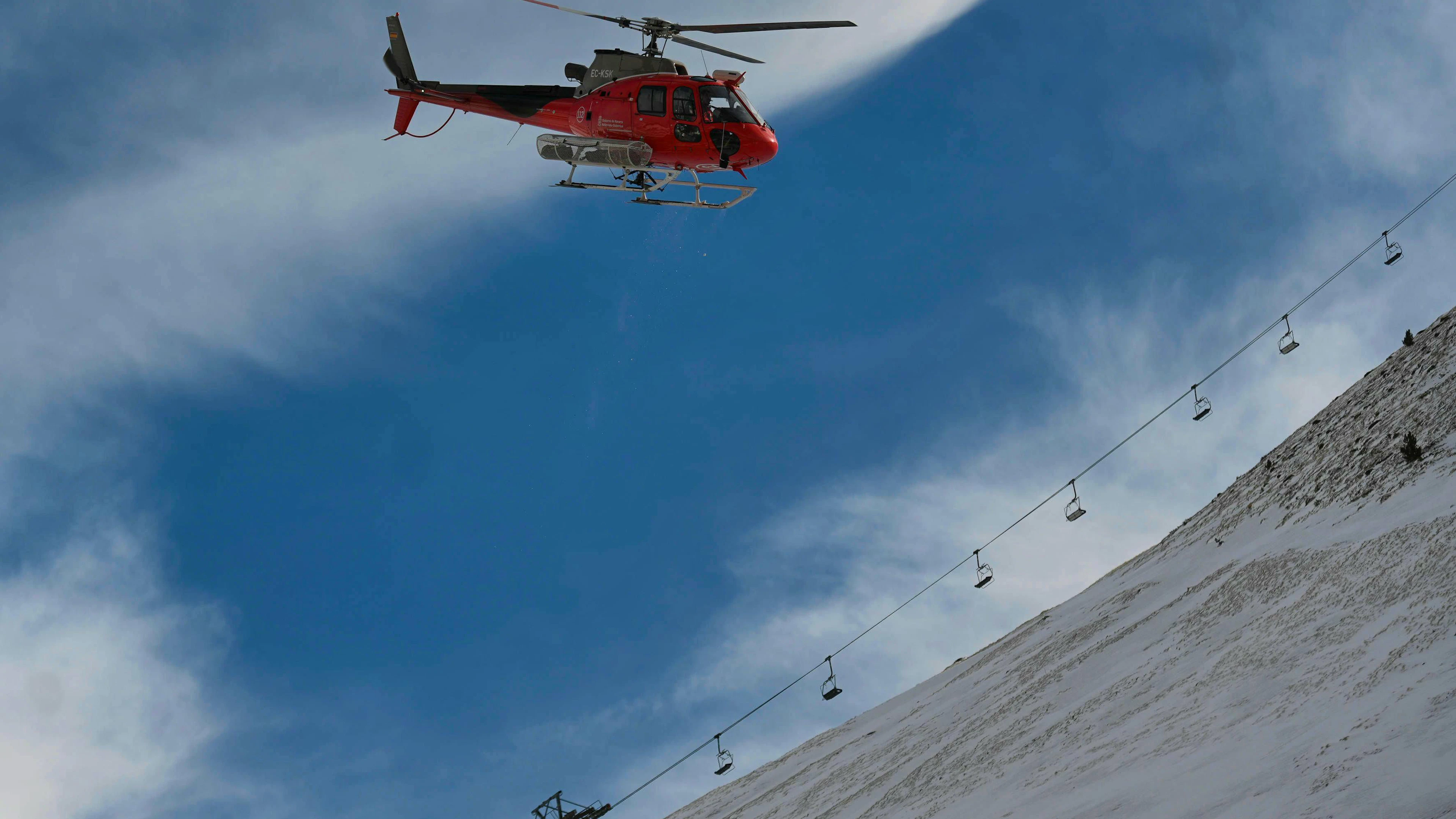 Un hélicoptère dans la station de ski d'Astún, le 18 janvier 2025, à Jaca, Huesca, Aragon, Espagne. 