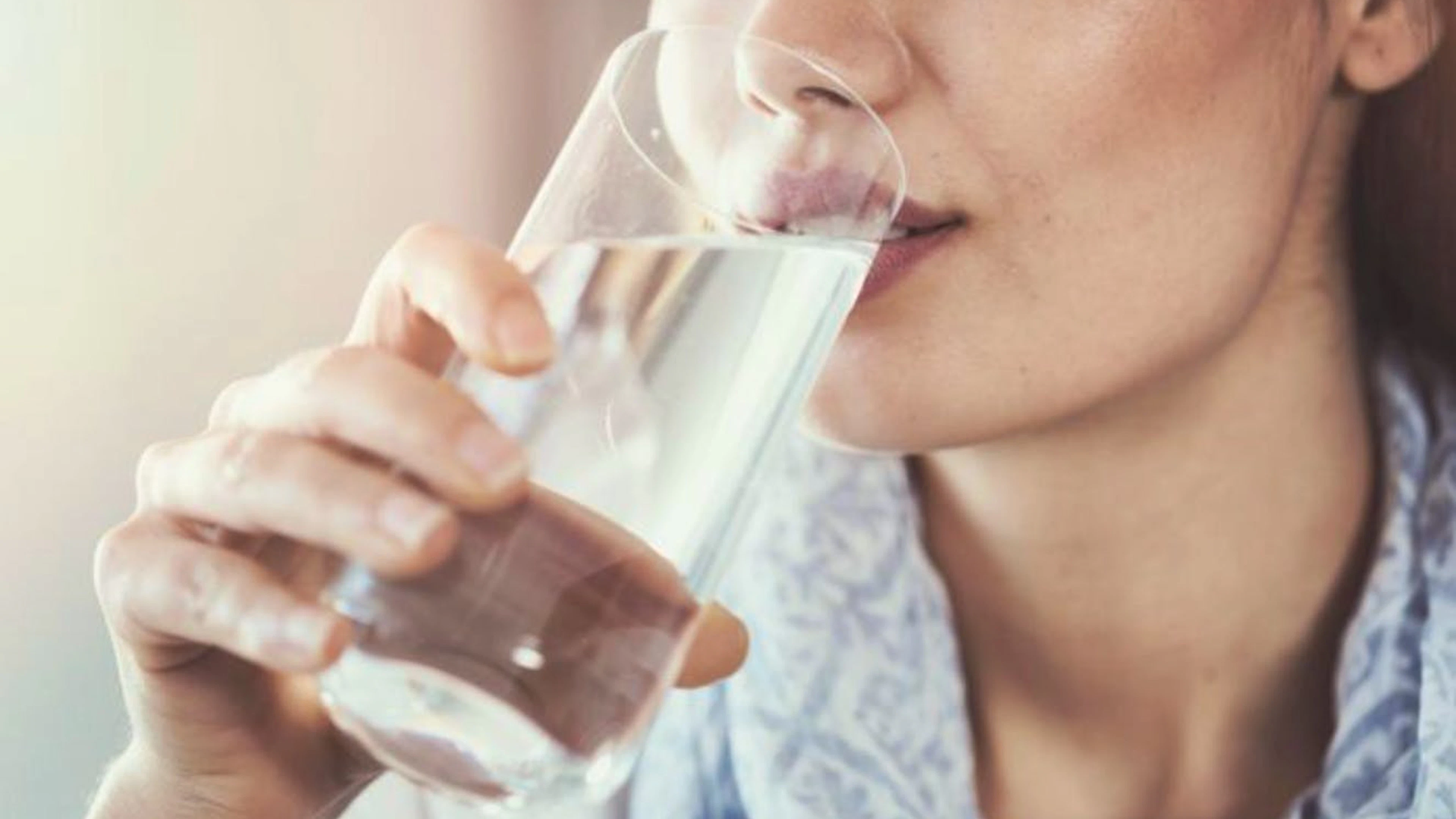Genügend zu trinken, ist auch beim Autofahren wichtig.
