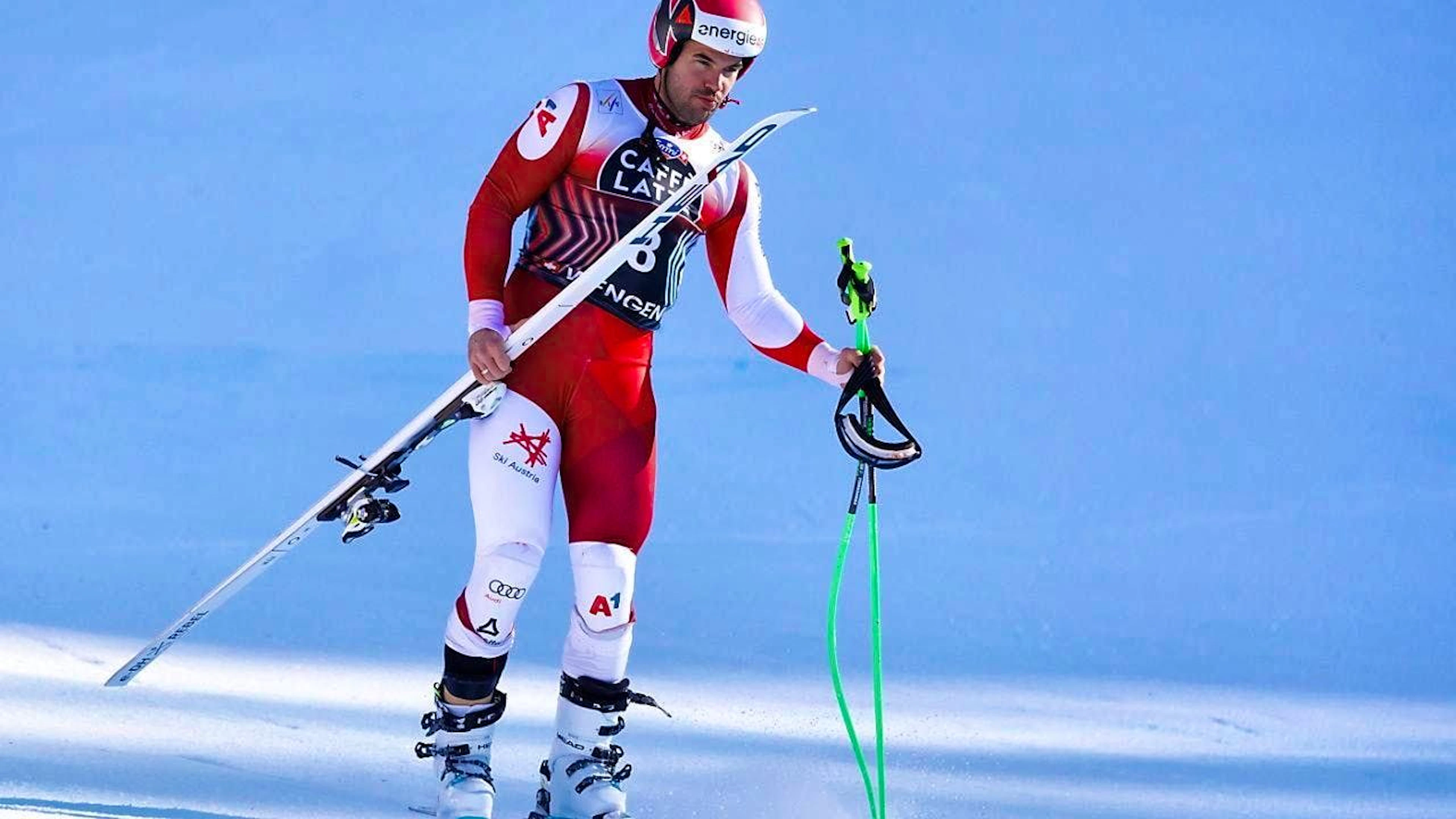 Vincent Kriechmayr was unable to put any weight on his knee immediately after the fall - fears of a serious injury are not confirmed