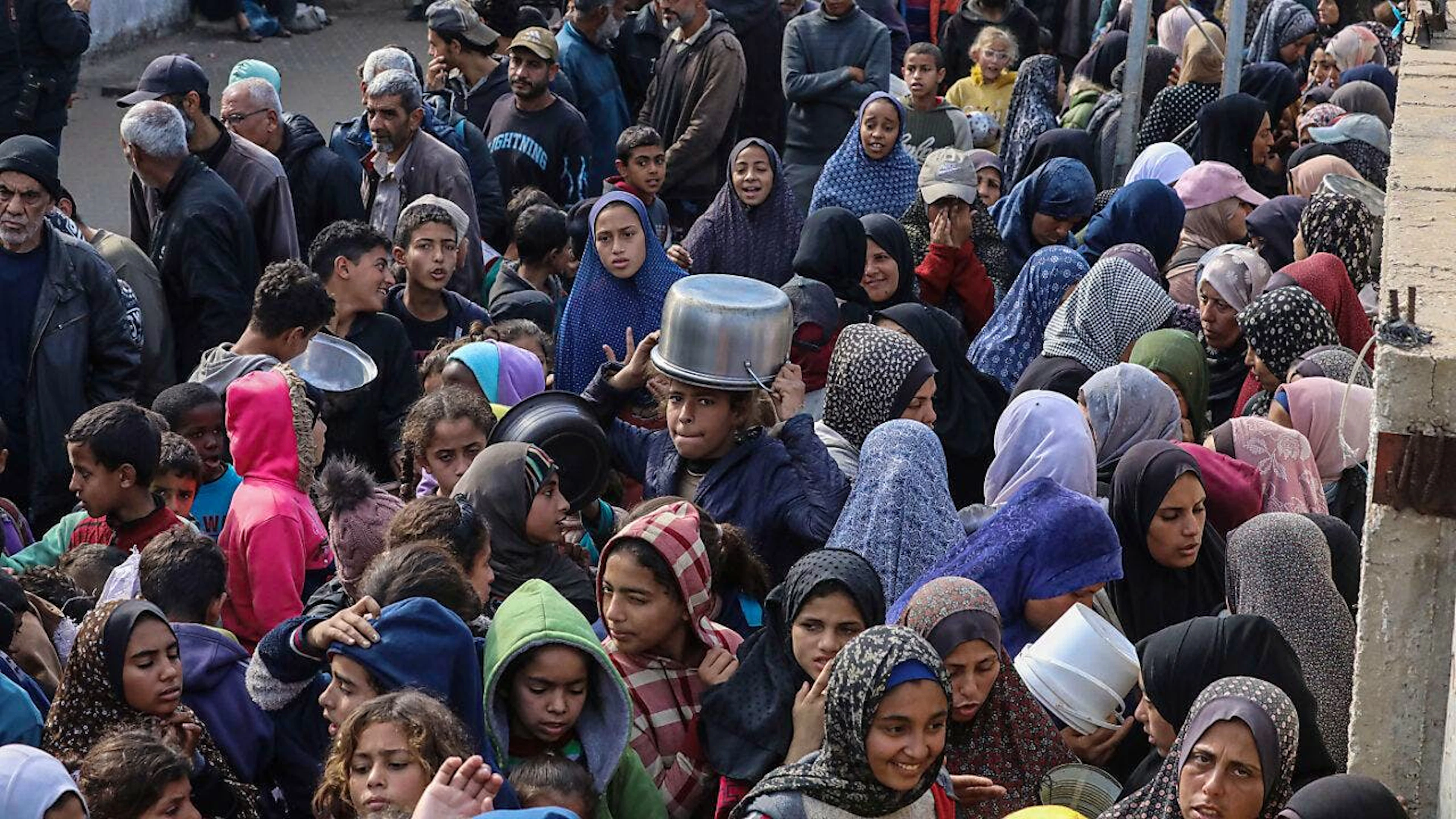 Menschen vor einer Wohltätigkeitsküche im Gazastreifen. Foto: Omar Ashtawy/APA Images via ZUMA Press Wire/dpa