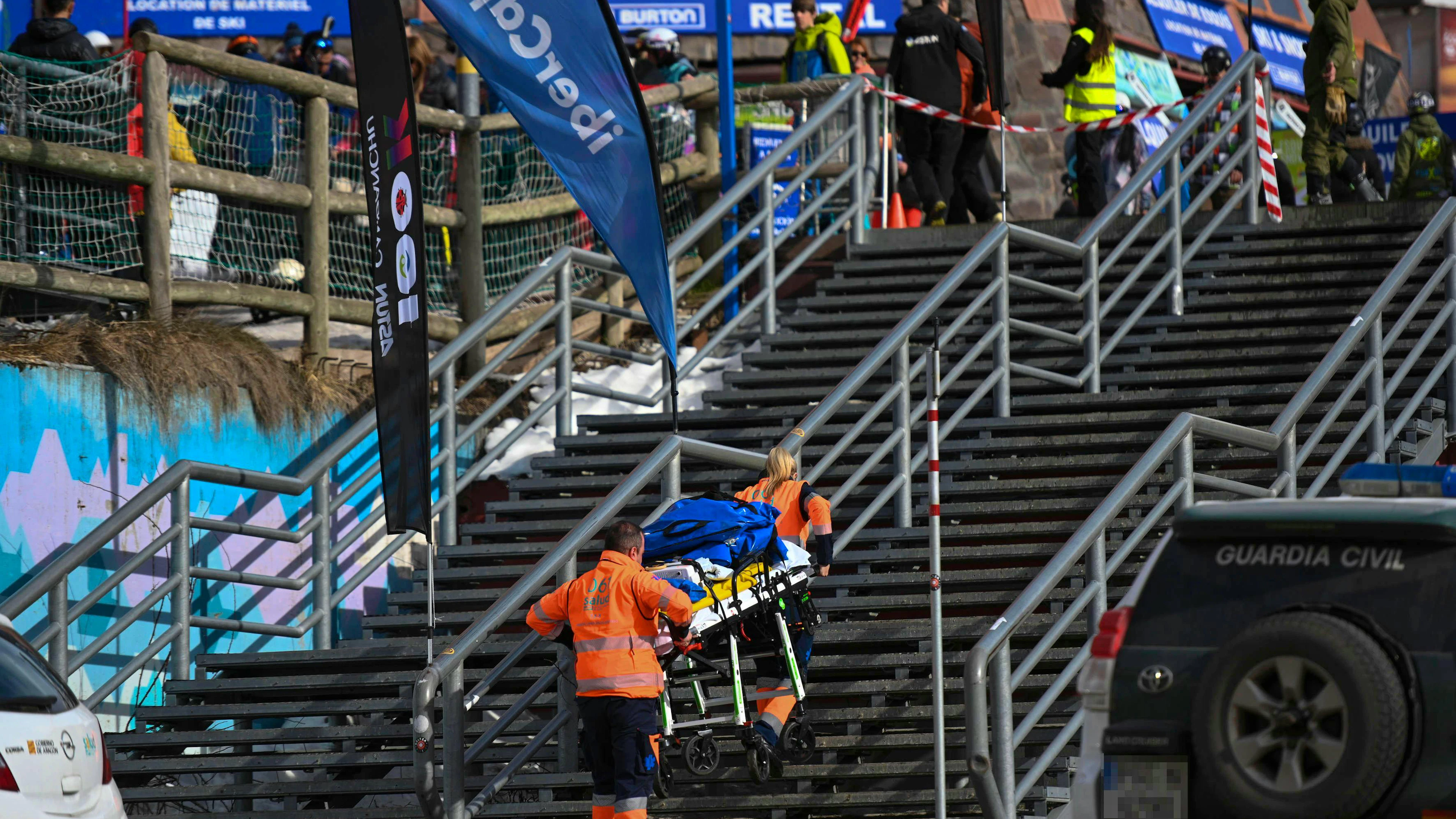 Deux personnes portent une civière dans la station de ski d'Astún, le 18 janvier 2025, à Jaca, Huesca, Aragon Espagne.