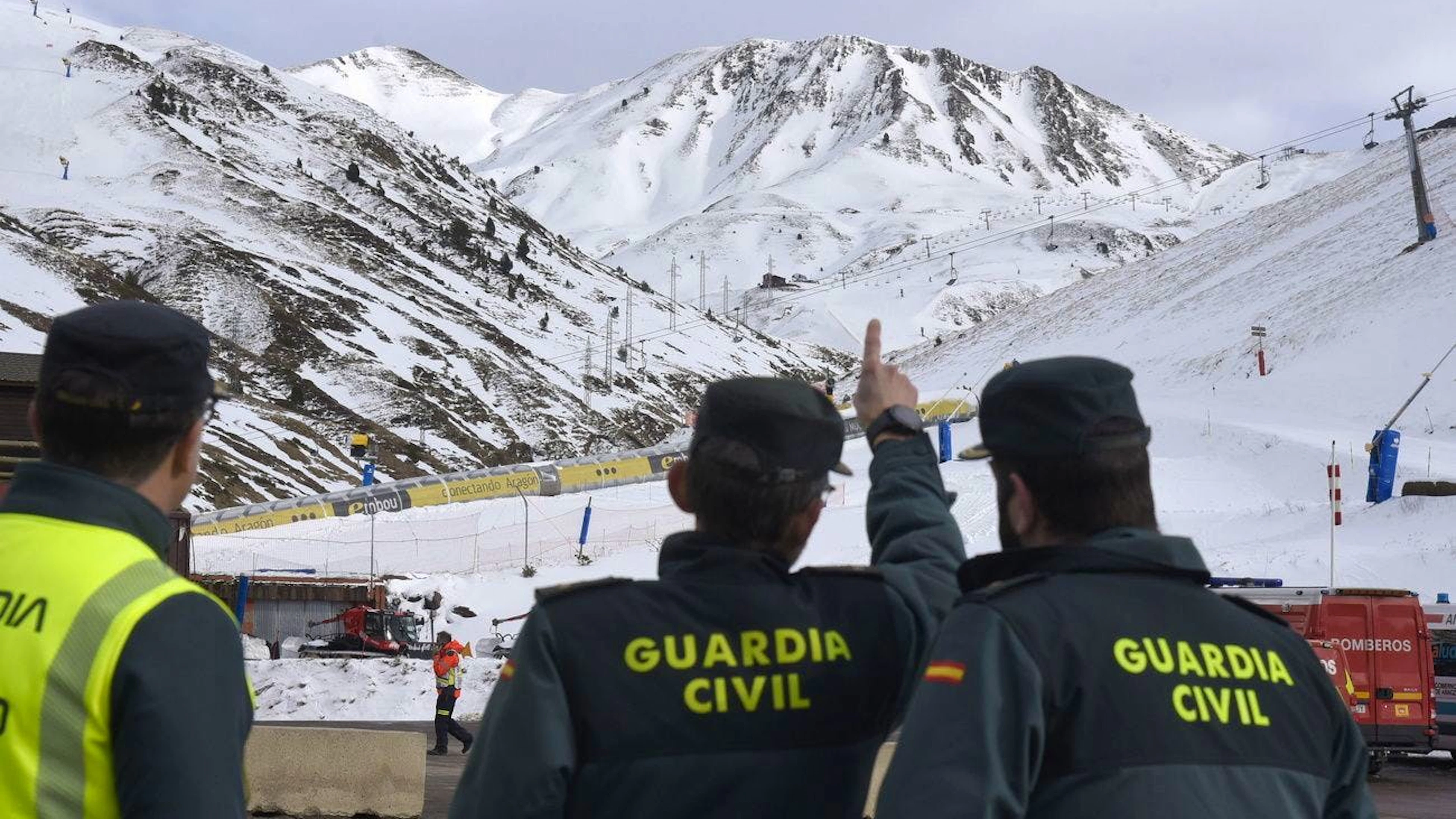 Des équipes médicales et d'urgence au complexe d'hiver d'Astun, en Aragon, dans le nord de l'Espagne, le 18 janvier 2025