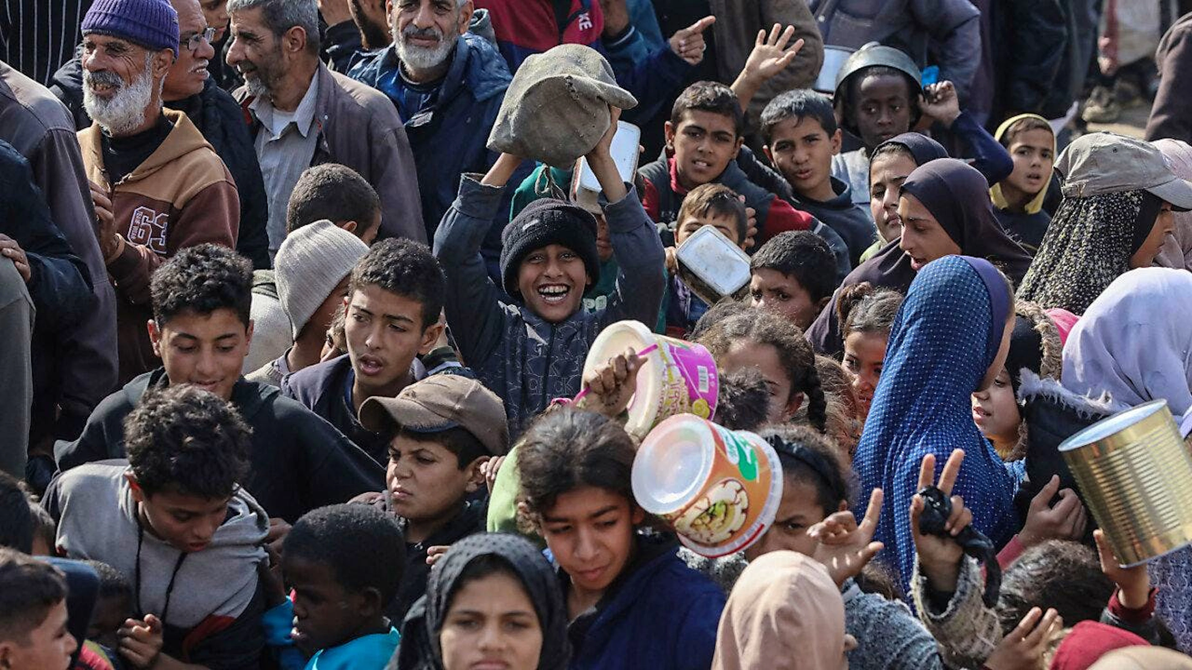 Menschen vor einer Wohltätigkeitsküche im Gazastreifen. Foto: Omar Ashtawy/APA Images via ZUMA Press Wire/dpa