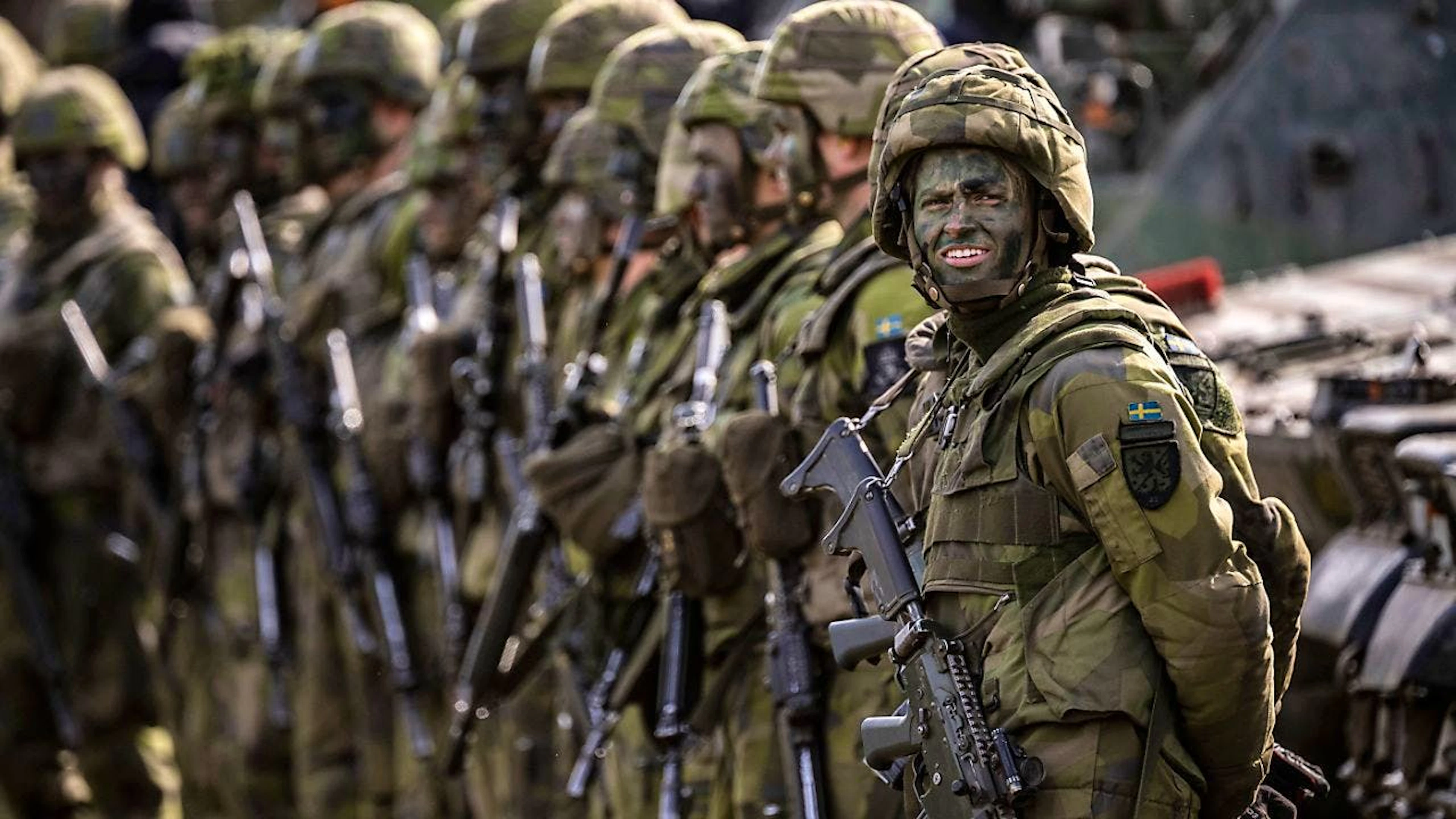 ARCHIV - Soldaten stehen während der Militärübung «Aurora 23» auf dem Schießplatz Rinkaby. Foto: Johan Milsson/TT News Agency/AP/dpa