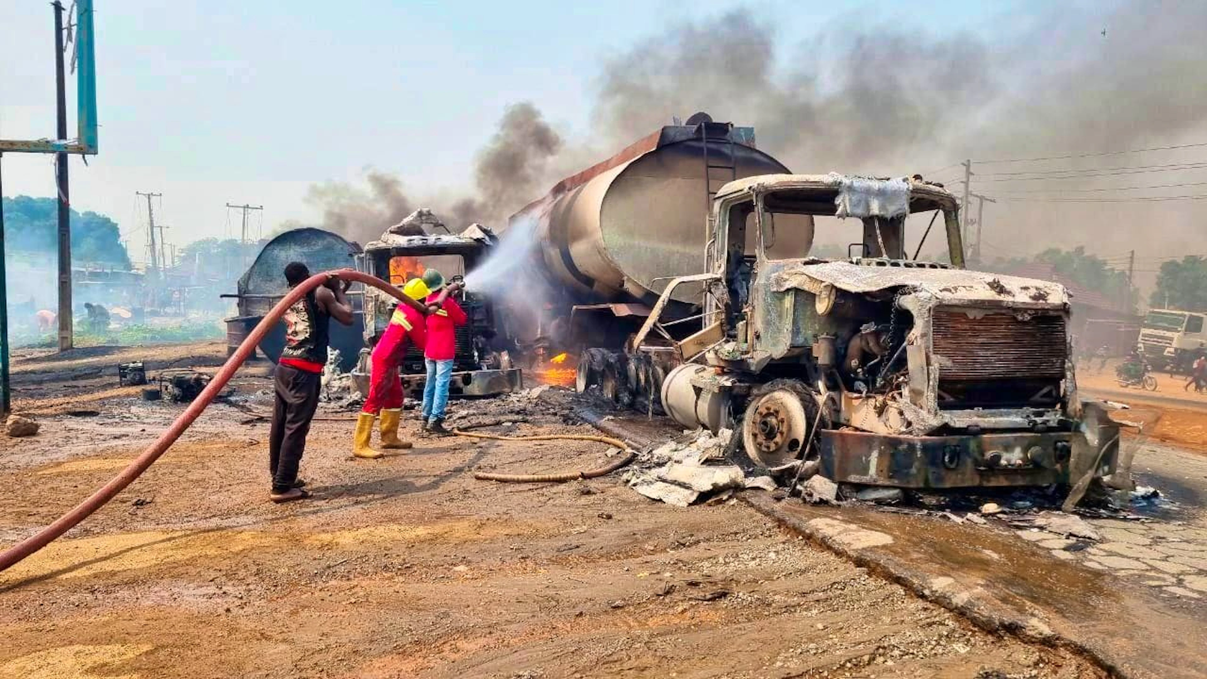 dpatopbilder - Firefighters extinguish the fire of a gasoline tanker that exploded in Suleja. According to the National Emergency Management Agency (NEMA), many people have been killed after a petrol tanker truck exploded in Nigeria. Photo: Arise News/AP/dpa