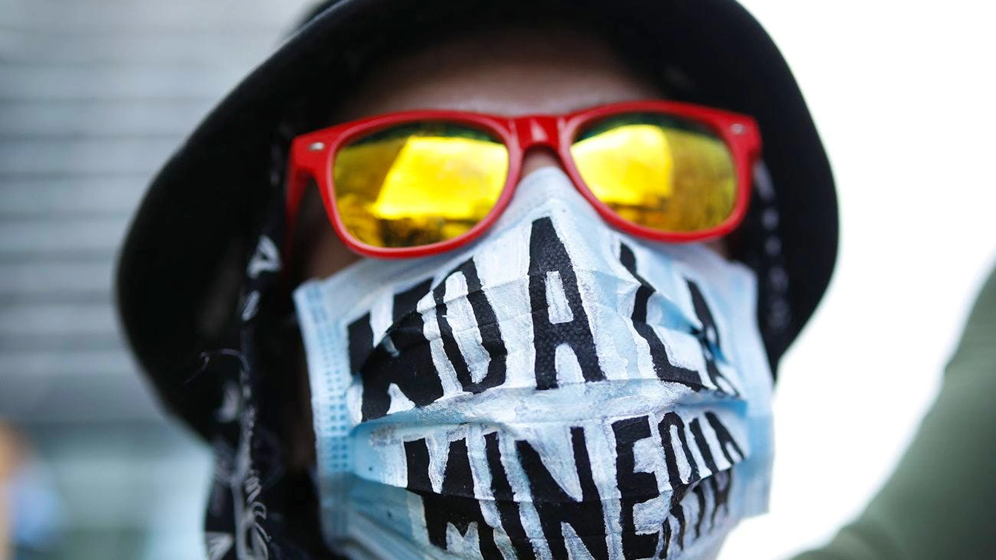 Une personne participe à une manifestation contre l'exploitation minière à San Salvador, El Salvador, 19 janvier 2025. Les membres du mouvement Voix du futur ont organisé un sit-in devant la Bibliothèque nationale moderne pour protester contre l'exploitation minière. EPA/RODRIGO SURA