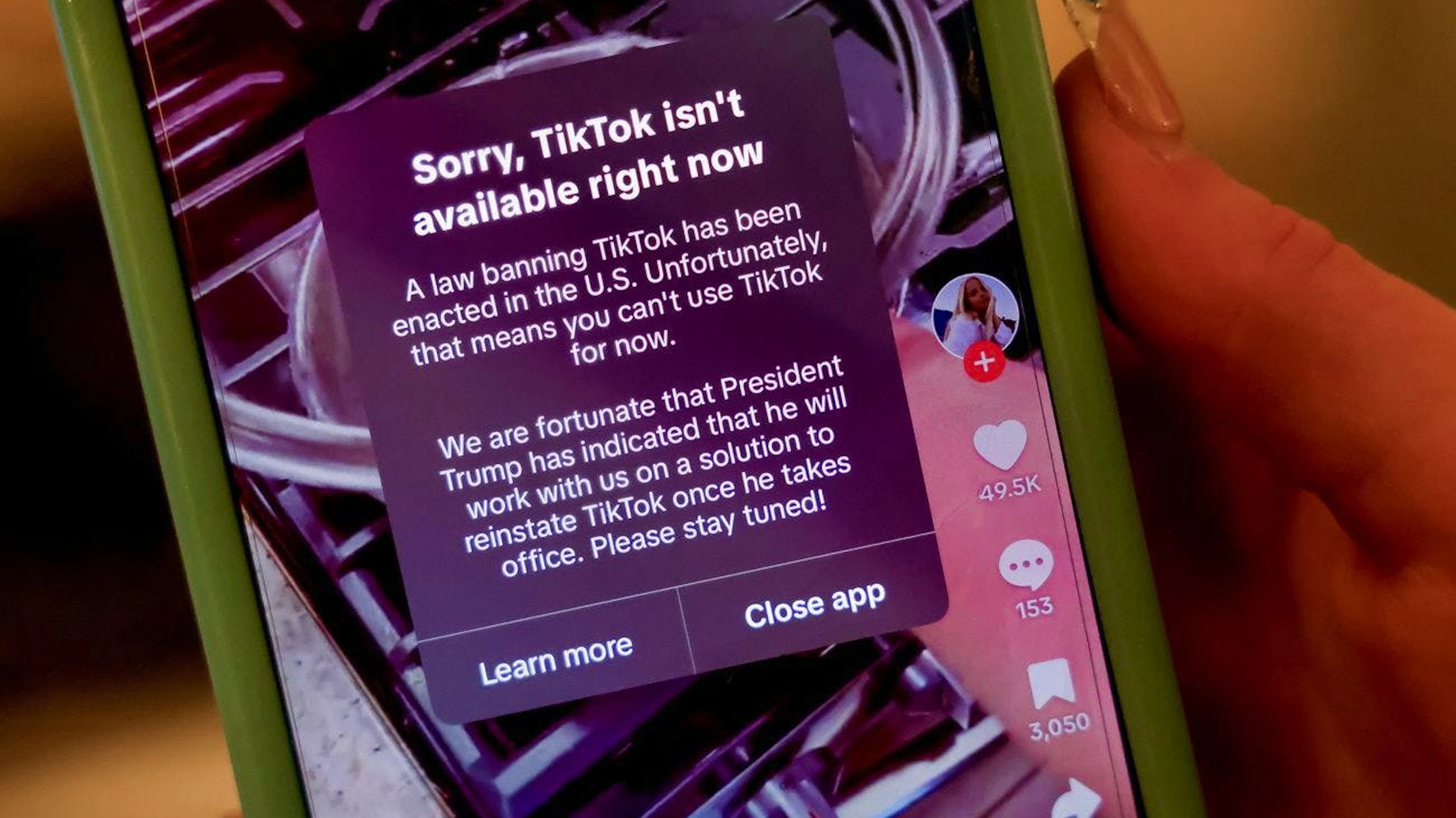 «Une loi interdisant TikTok a été mise en application aux Etats-Unis», dit un message en cas de tentative de connexion. «Cela signifie que vous ne pouvez plus utiliser TikTok pour l'instant.»