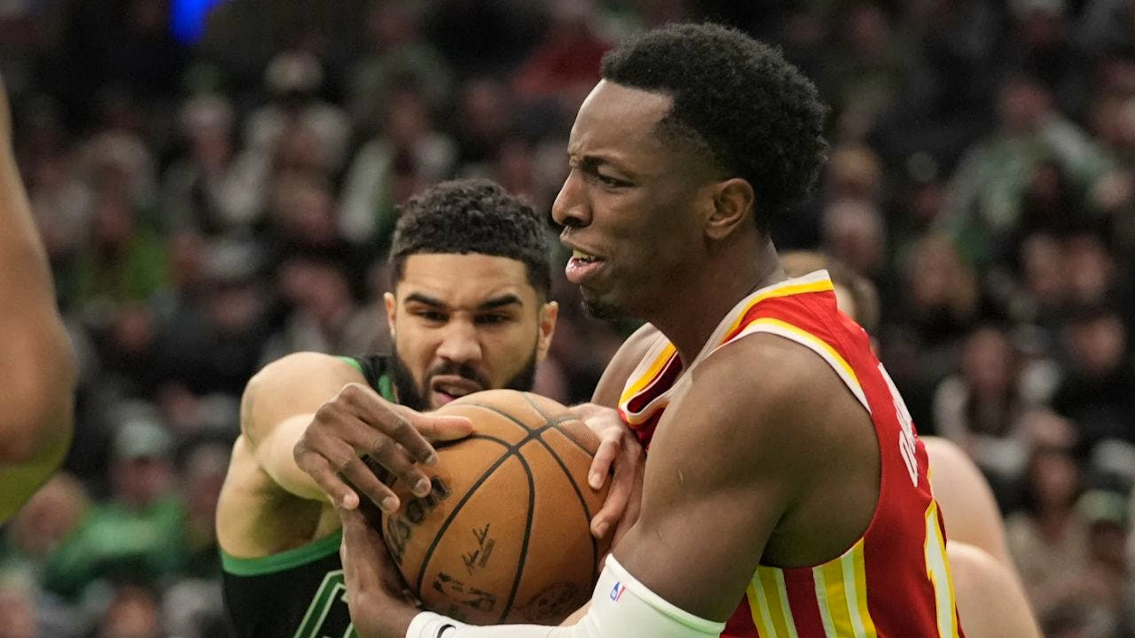 Atlantas Center Onyeka Okongwu (rechts) glänzt beim Sieg gegen NBA-Champion Boston