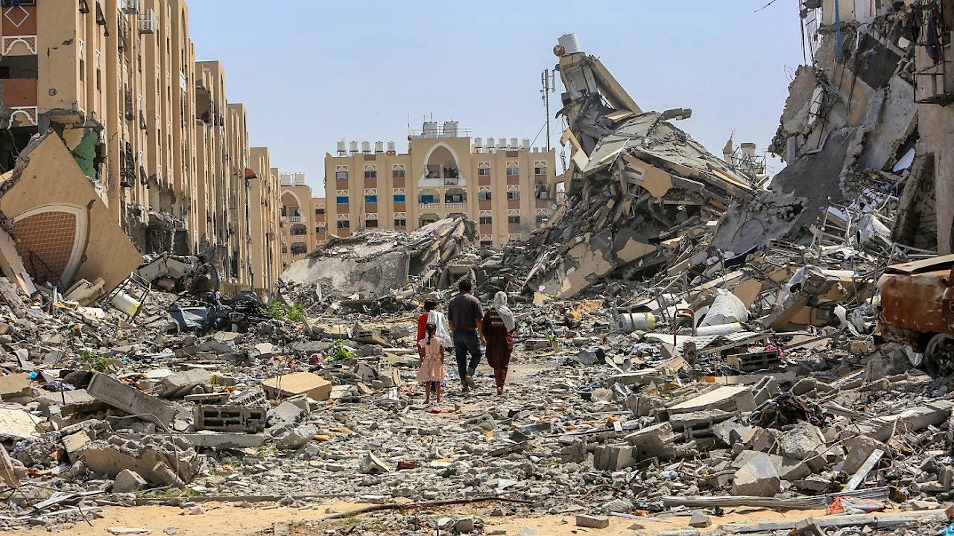 Palästinenser inspizieren ihre zerstörten Häuser in Hamad Town, nachdem sie nach dem Rückzug der israelischen Armee zurückgekehrt sind. Die Stadt ist, wie fast der gesamte Gazastreifen, massiv zerstört. +++ dpa-Bildfunk +++
