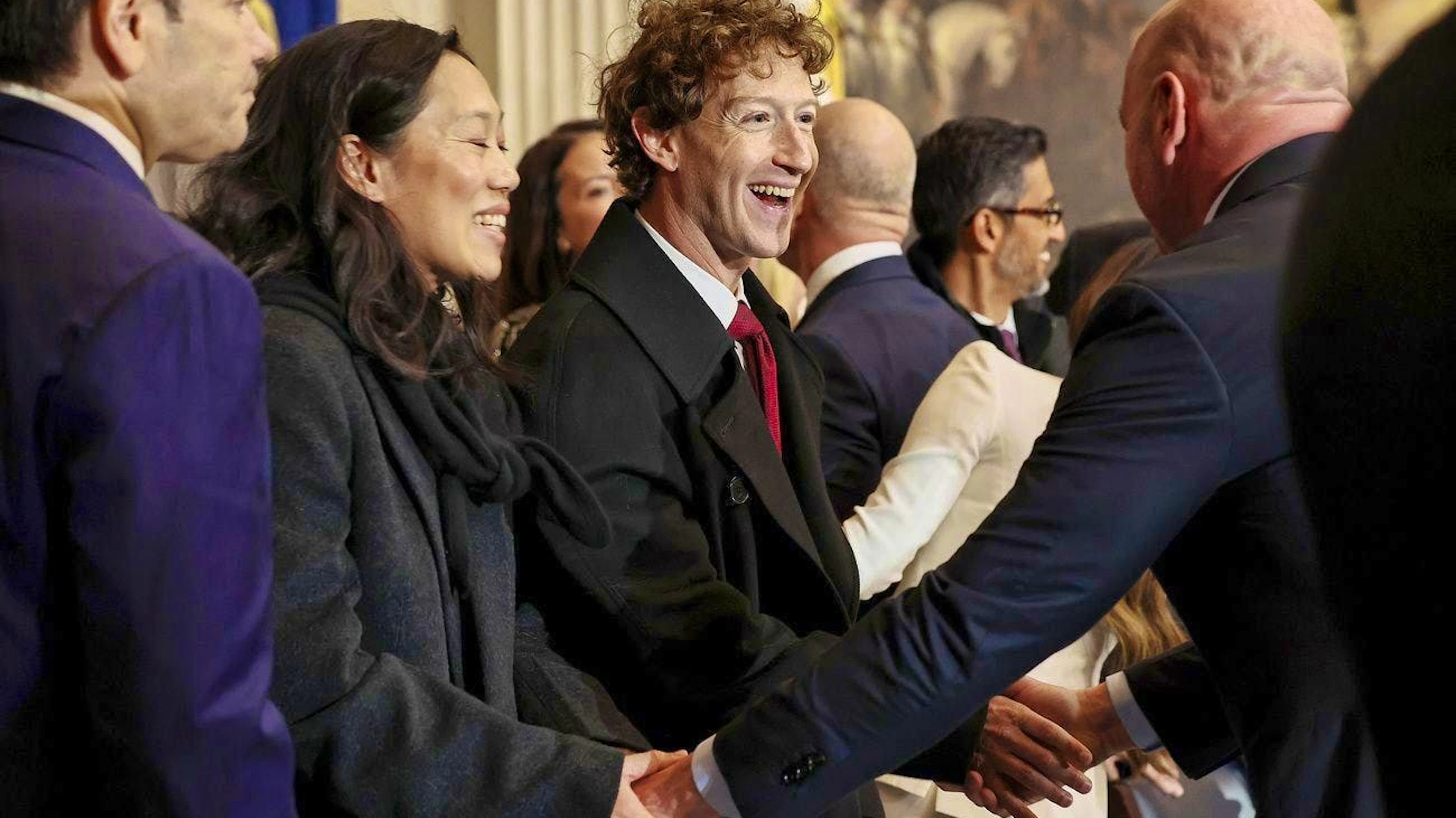 Meta-CEO Mark Zuckerberg (center). To the left: his wife Priscilla Chan.