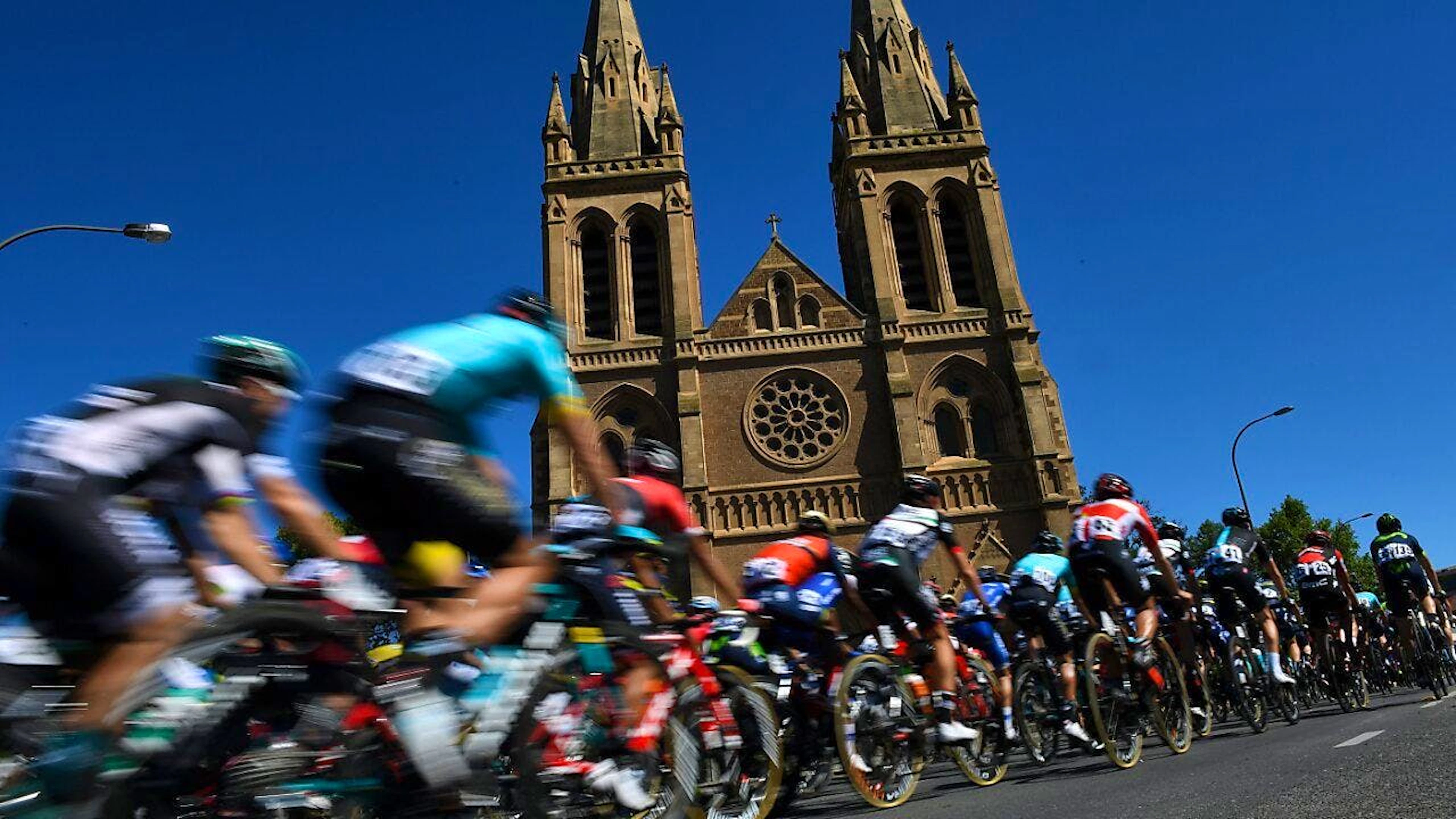 Die Tour Down Under rollt an der St. Peter's Kathedrale in Adelaide vorbei