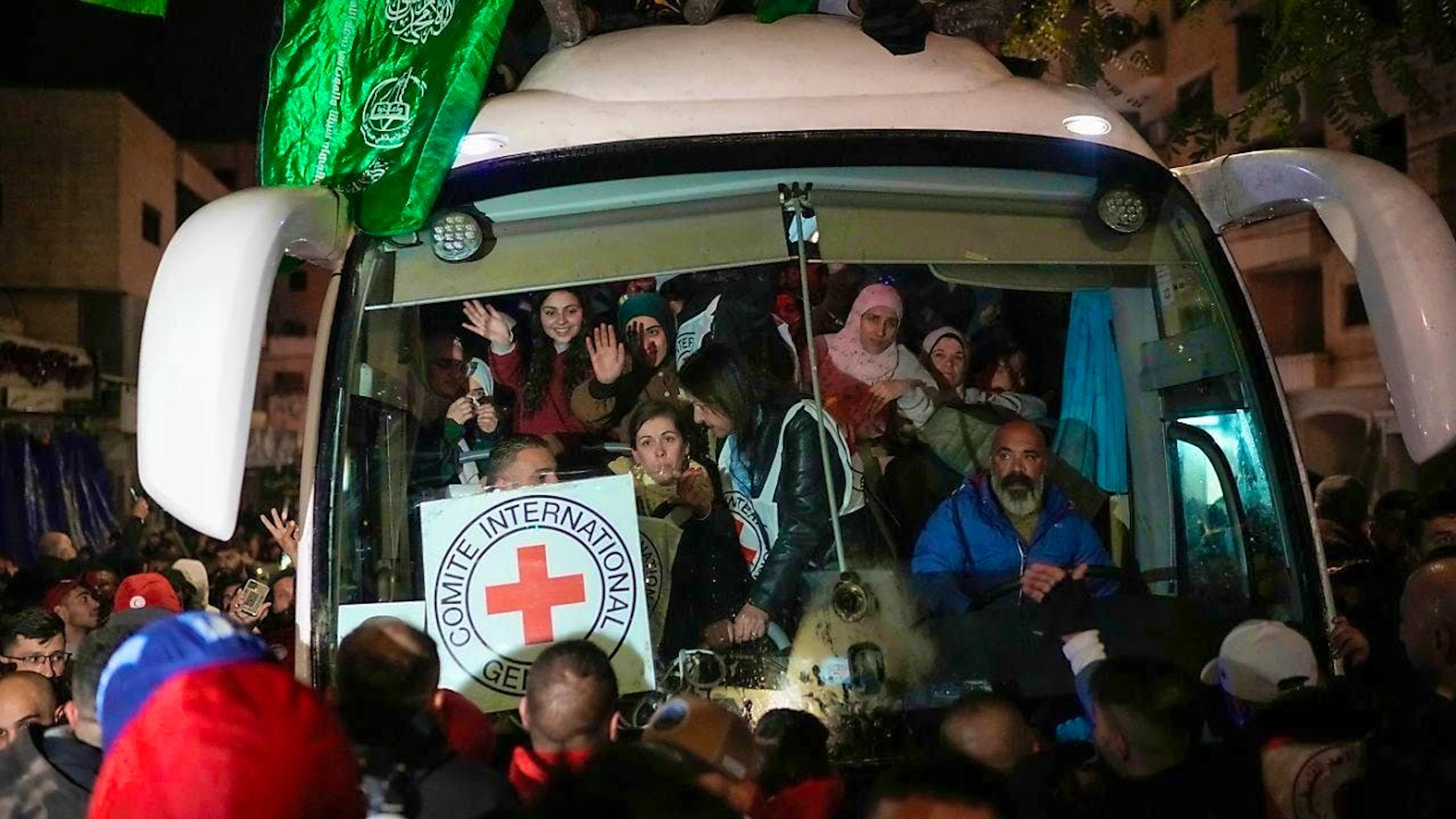 A bus with released Palestinian prisoners arrives in the West Bank city of Beitunia. Photo: Leo Correa/AP/dpa