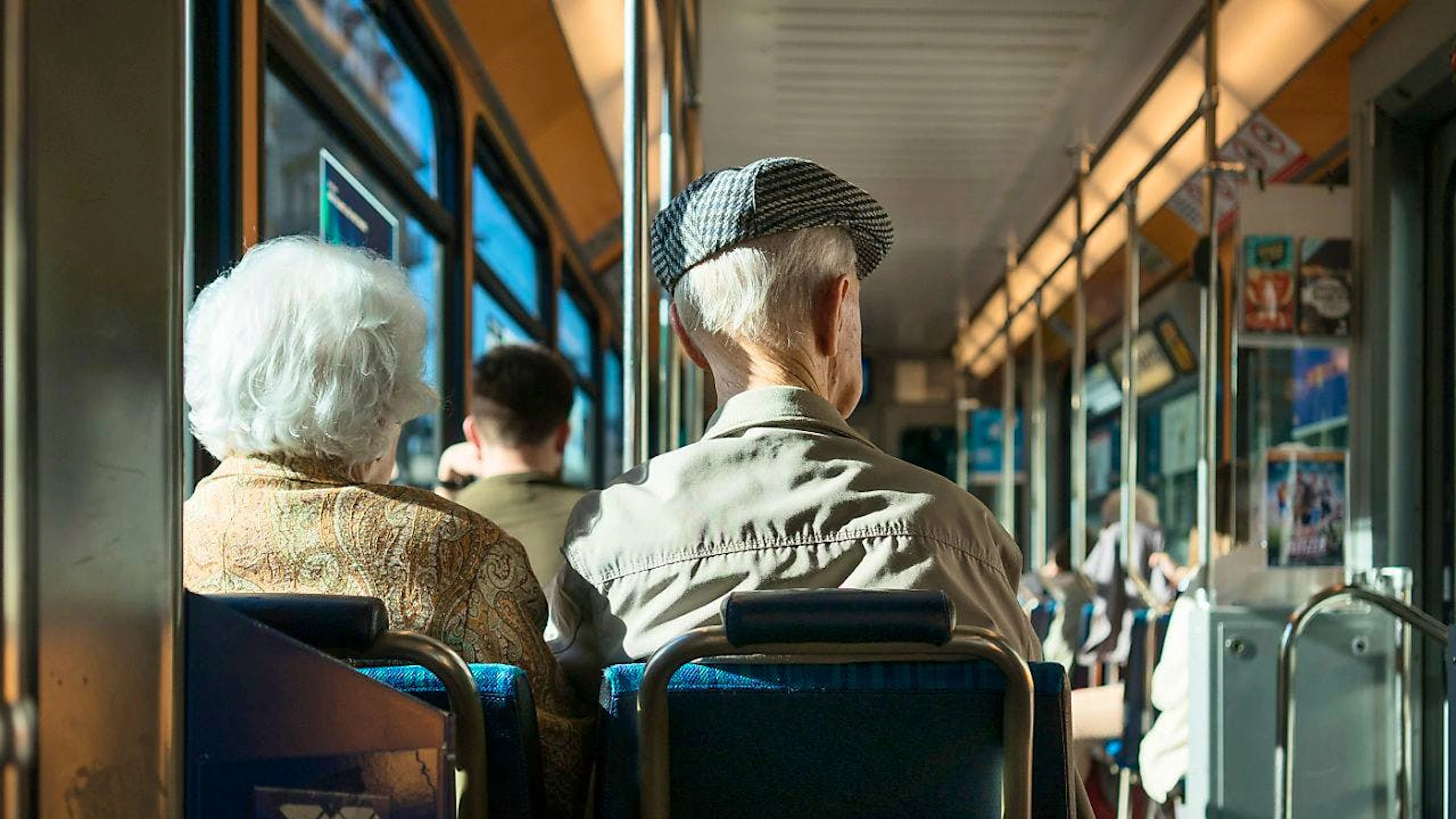 Seniorinnen und Senioren bezahlen für den ÖV in der Schweizer im europäischen Vergleich eher viel. (Archivbild)