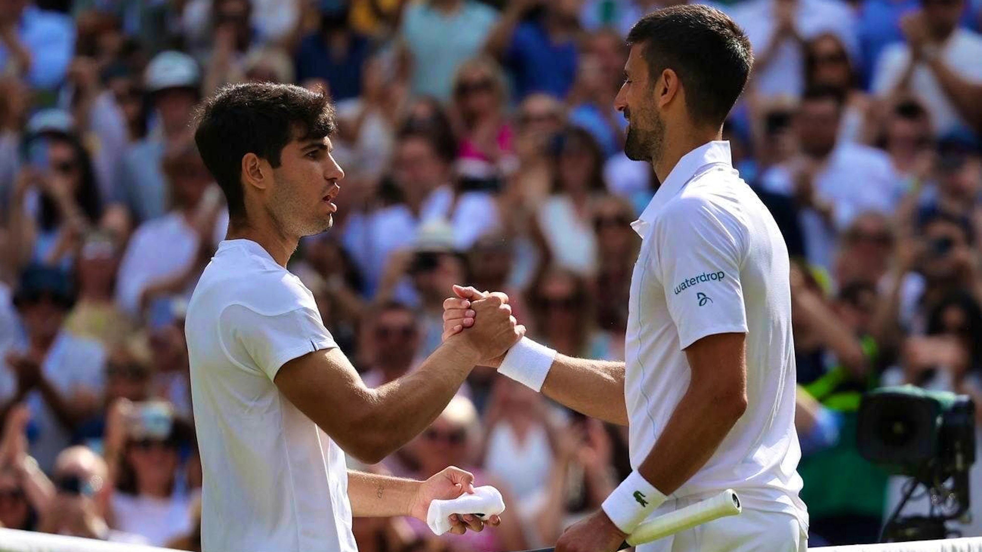Carlos Alcaraz (l.) duels with Novak Djokovic.