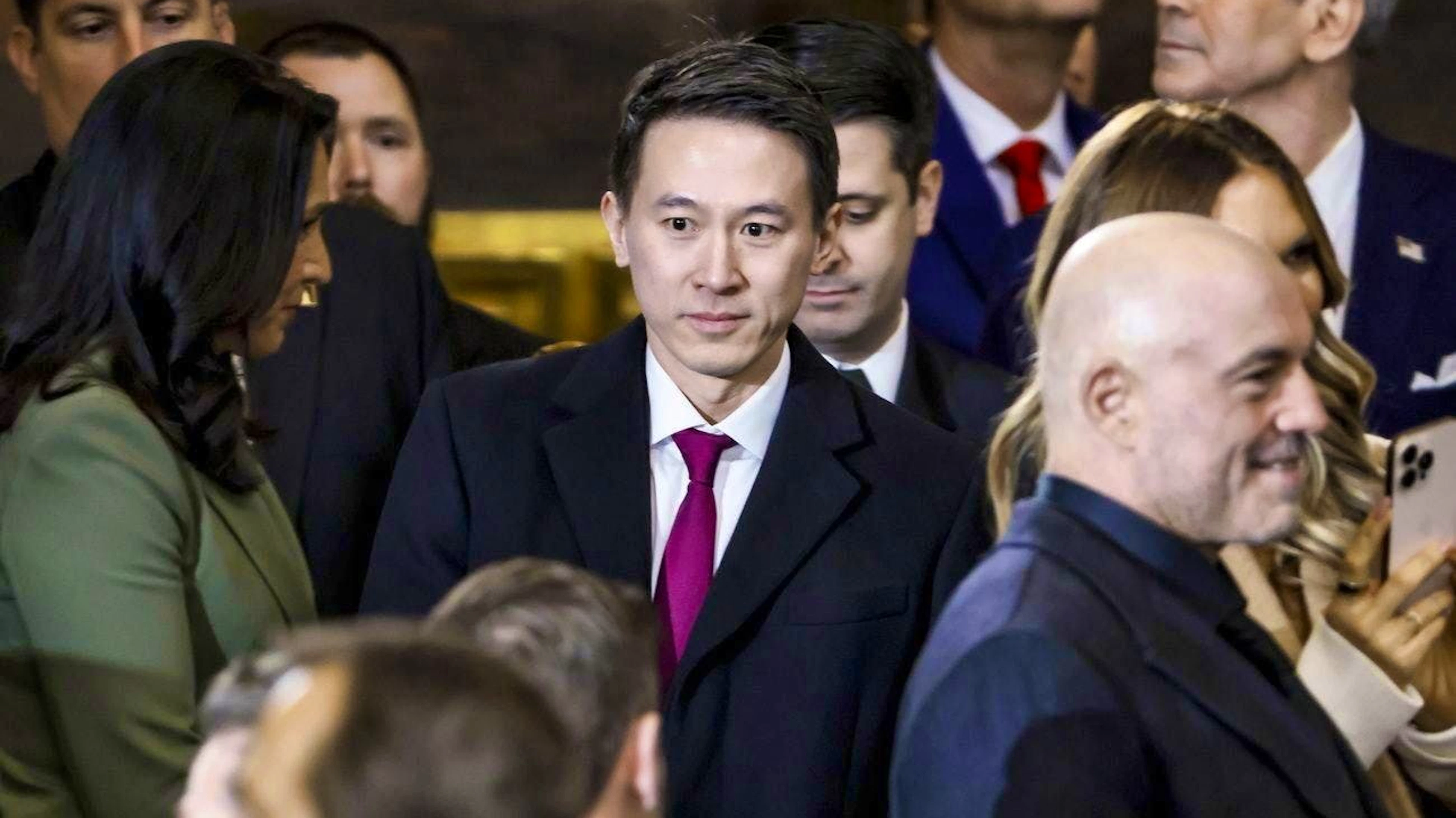 Ti-Tok CEO Shou Zi Chew (center).