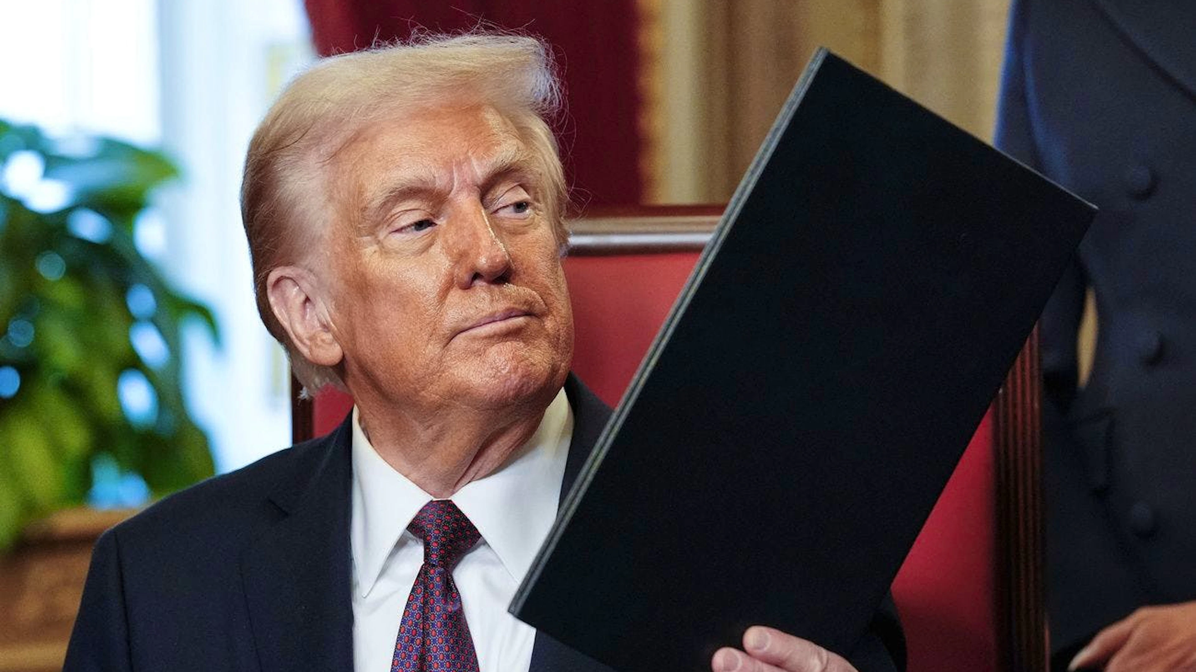 Le président Donald Trump, au centre, participe à une cérémonie de signature dans la salle du président après la 60e investiture présidentielle, lundi 20 janvier 2025, au Capitole des États-Unis à Washington. (Melina Mara/The Washington Post via AP, Pool)