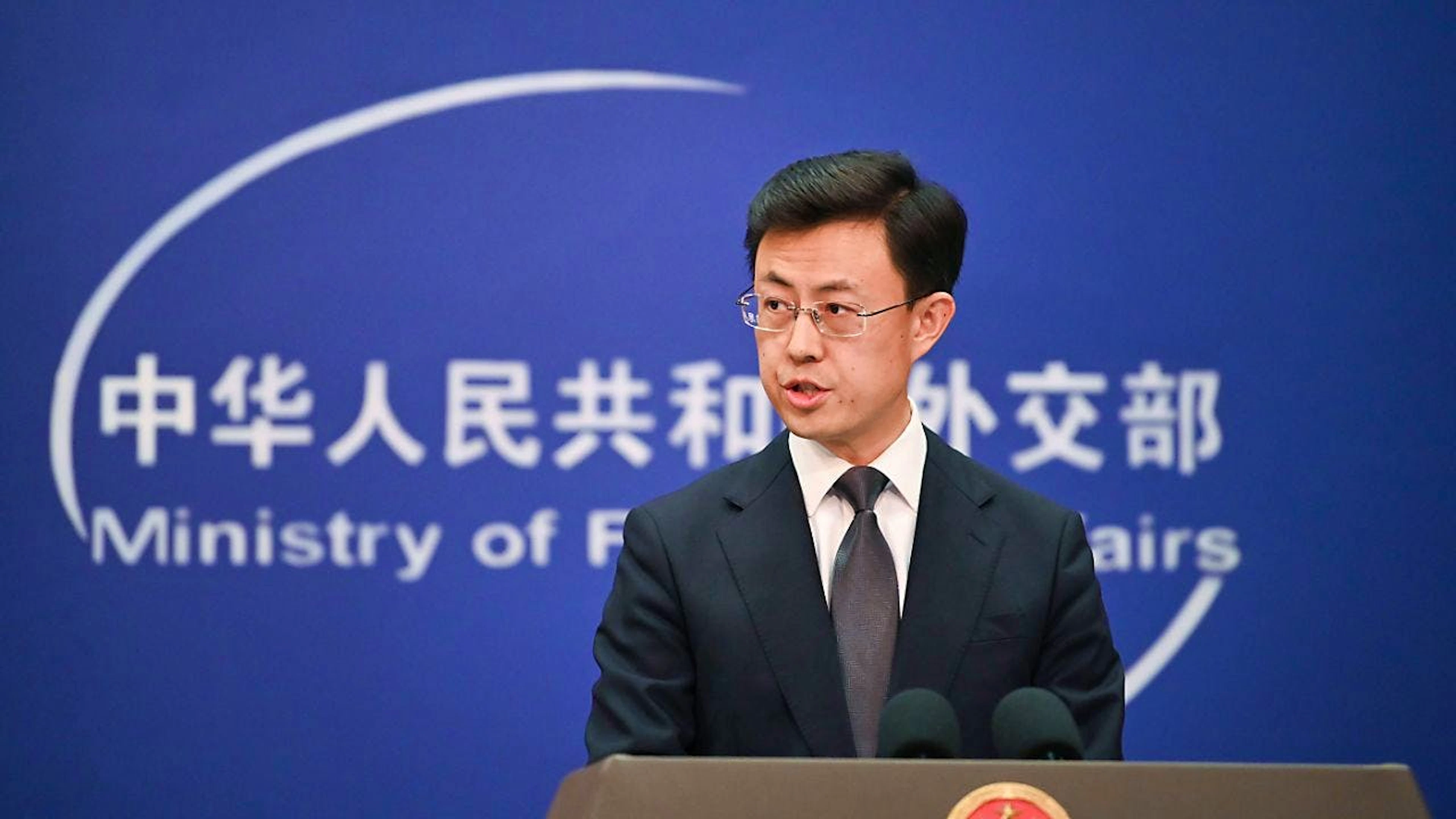 Guo Jiakun, Sprecher im chinesischen Außenministerium, beantwortet während der täglichen Pressekonferenz Fragen von Journalisten. Foto: Johannes Neudecker/dpa