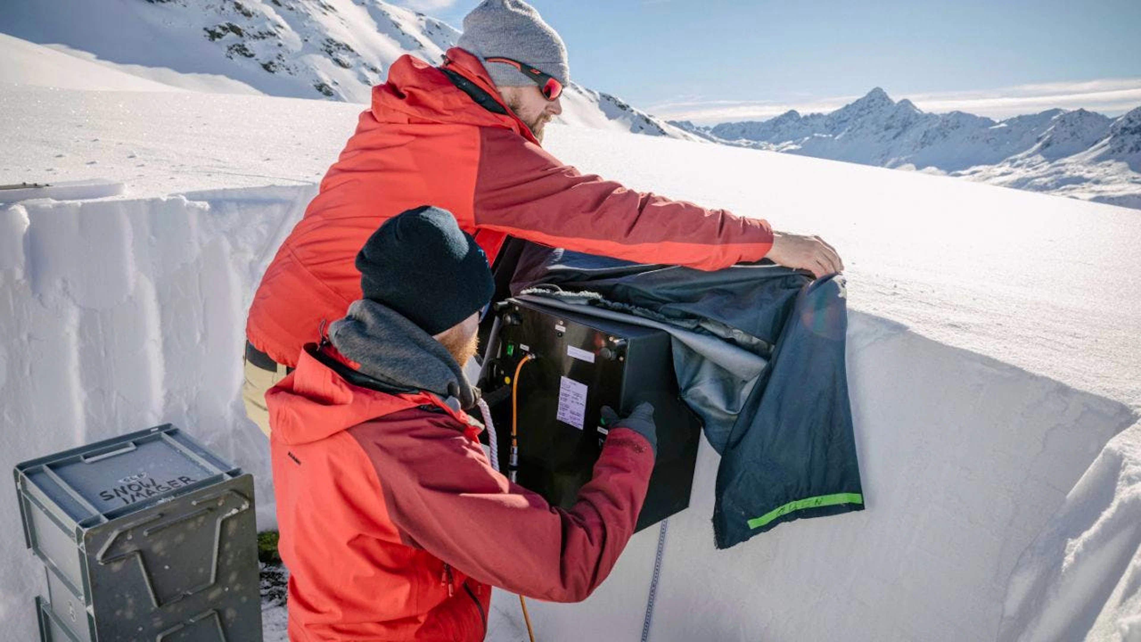 Die SLF-Forscher Benjamin Walter und Lars Mewes bei Feldversuchen mit einem Prototyp des SnowImagers.