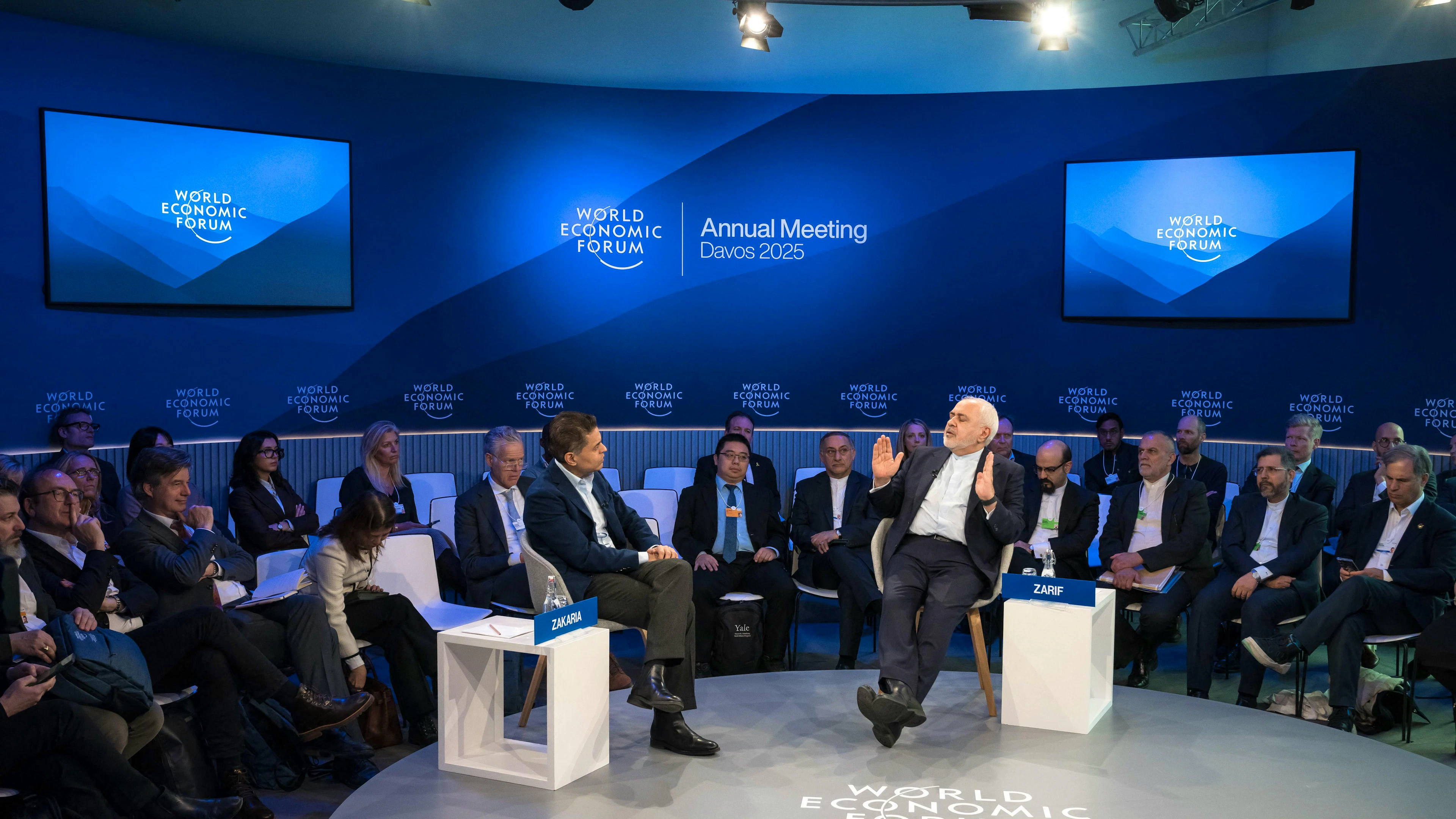 Le vice-président iranien pour les affaires stratégiques Mohammad Javad Zarif (à droite) et le journaliste indien-américain de CNN Fareed Zakaria participent à la réunion annuelle du Forum économique mondial (WEF) à Davos, le 22 janvier 2025.