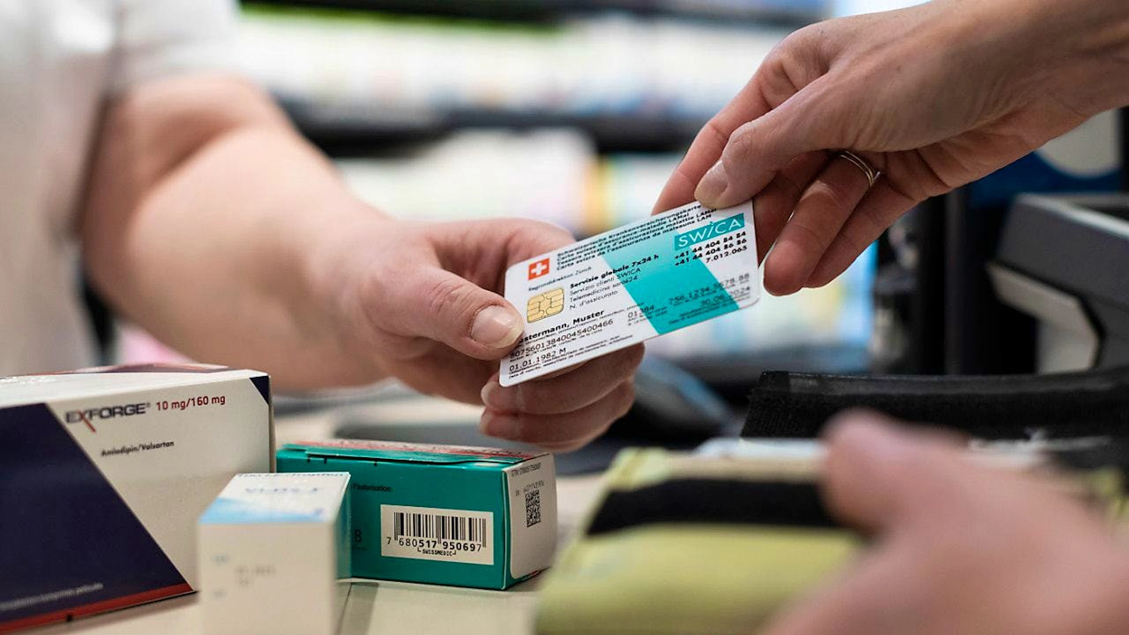 Swica va supprimer une trentaine de postes à temps plein dans le cadre de mesures de réduction des coûts, devisées à 50 millions de francs par an. (archives)