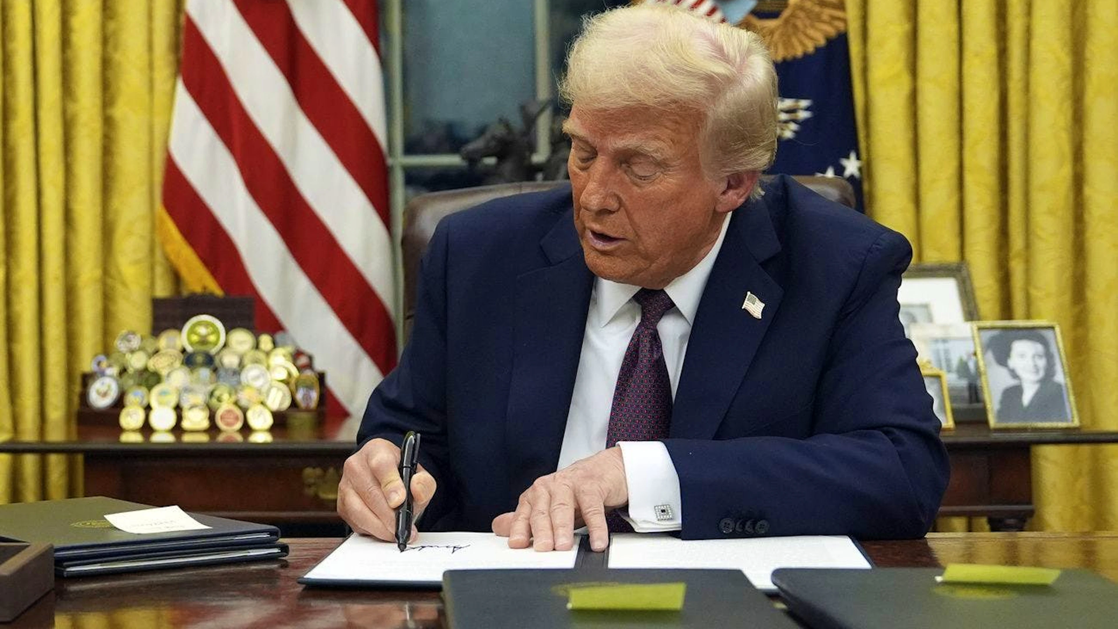 Donald Trump hat schon hunderte Dekrete unterschrieben.