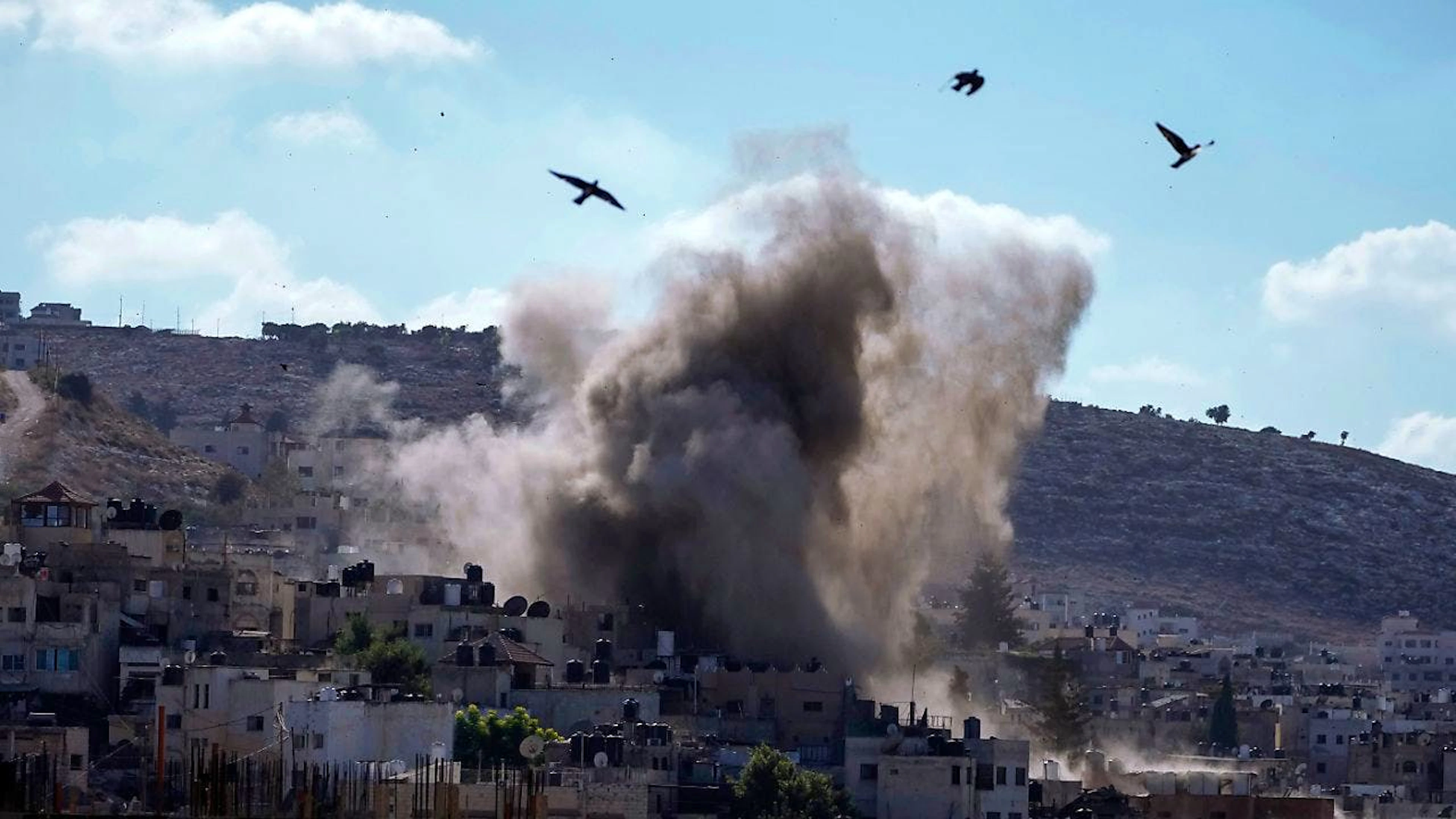 ARCHIV - Eine Explosion in Dschenin. Foto: Majdi Mohammed/AP/dpa/Archivbild